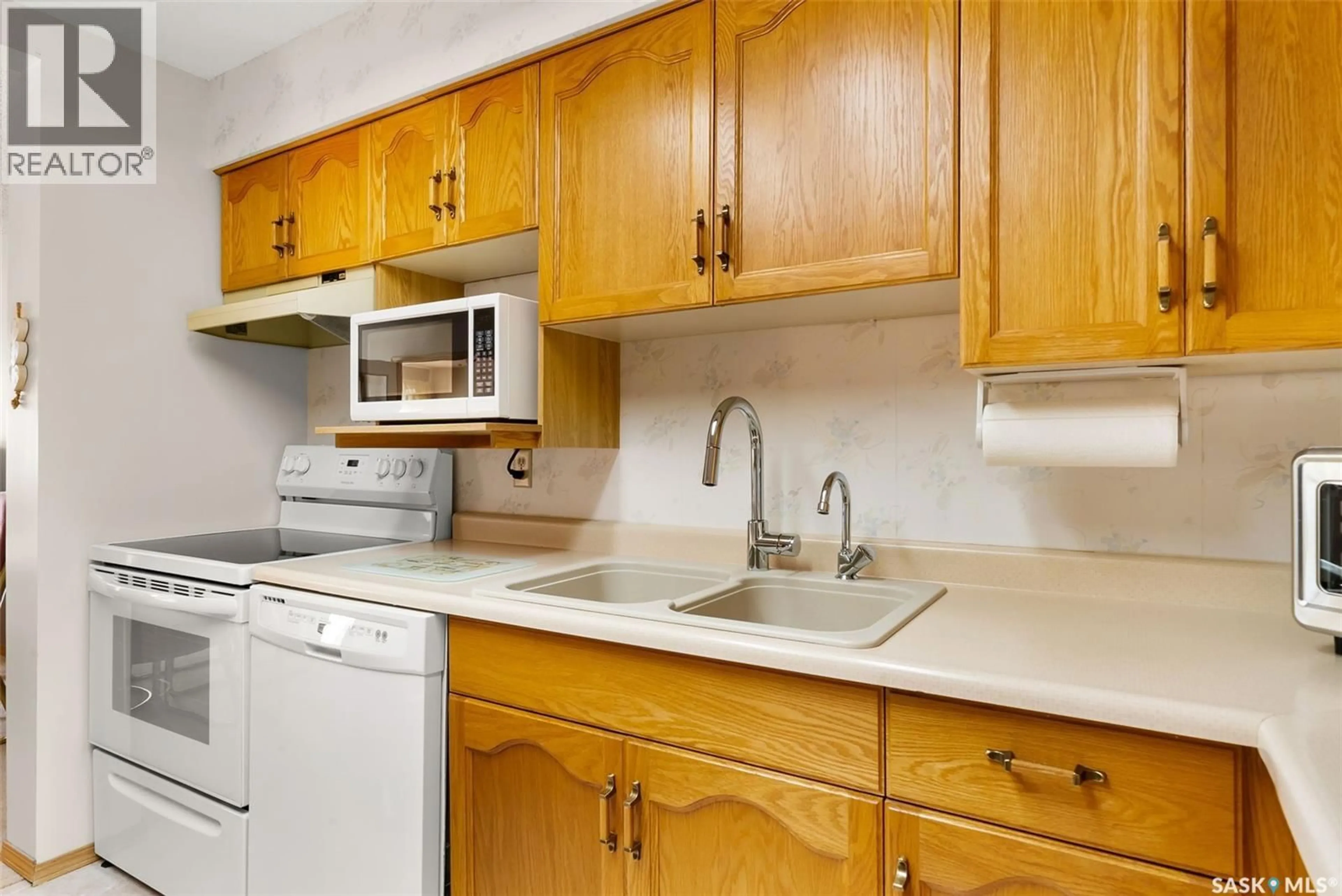 Standard kitchen, unknown for 207 - 960 ASSINIBOINE AVENUE, Regina Saskatchewan S4V2P8