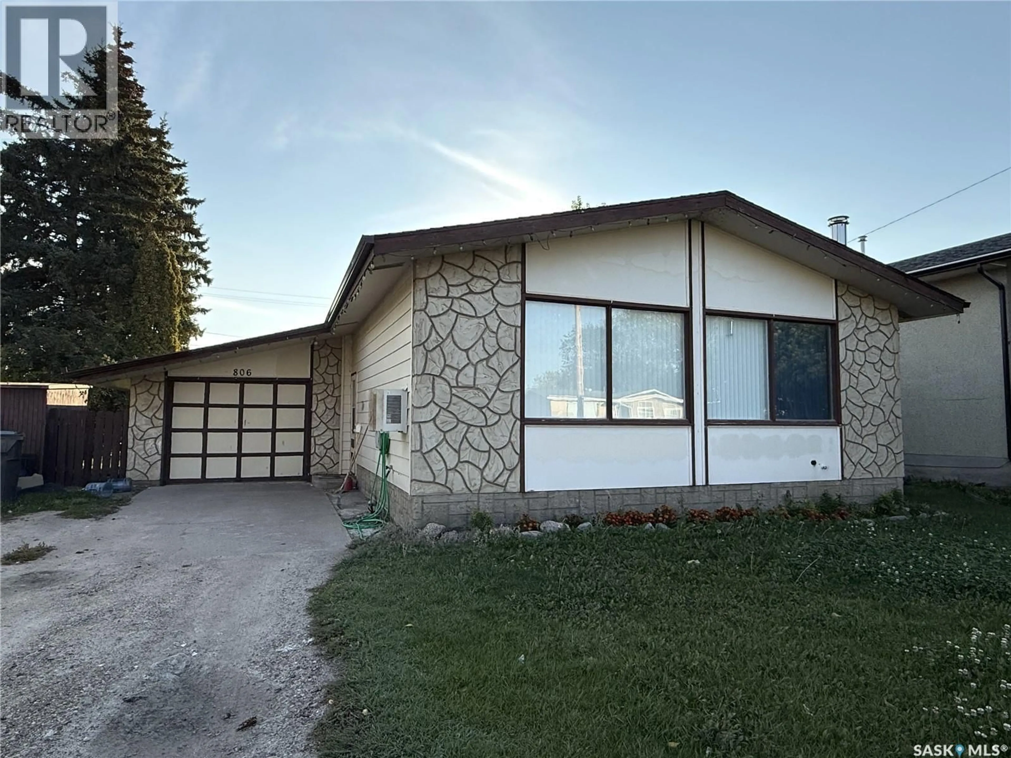 Home with vinyl exterior material, street for 806 CENTRE STREET, Meadow Lake Saskatchewan S9X1G3