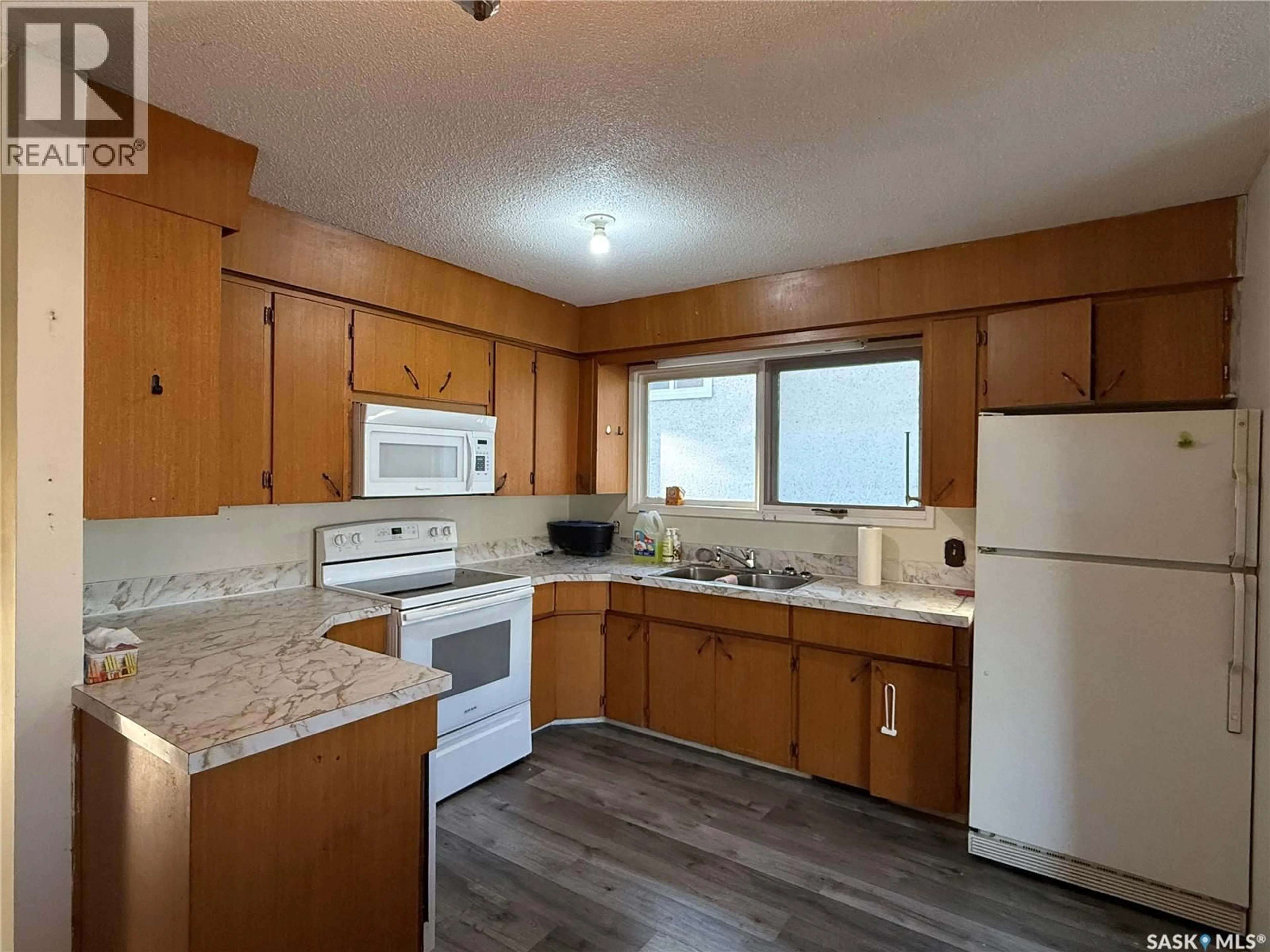 Standard kitchen, unknown for 806 CENTRE STREET, Meadow Lake Saskatchewan S9X1G3