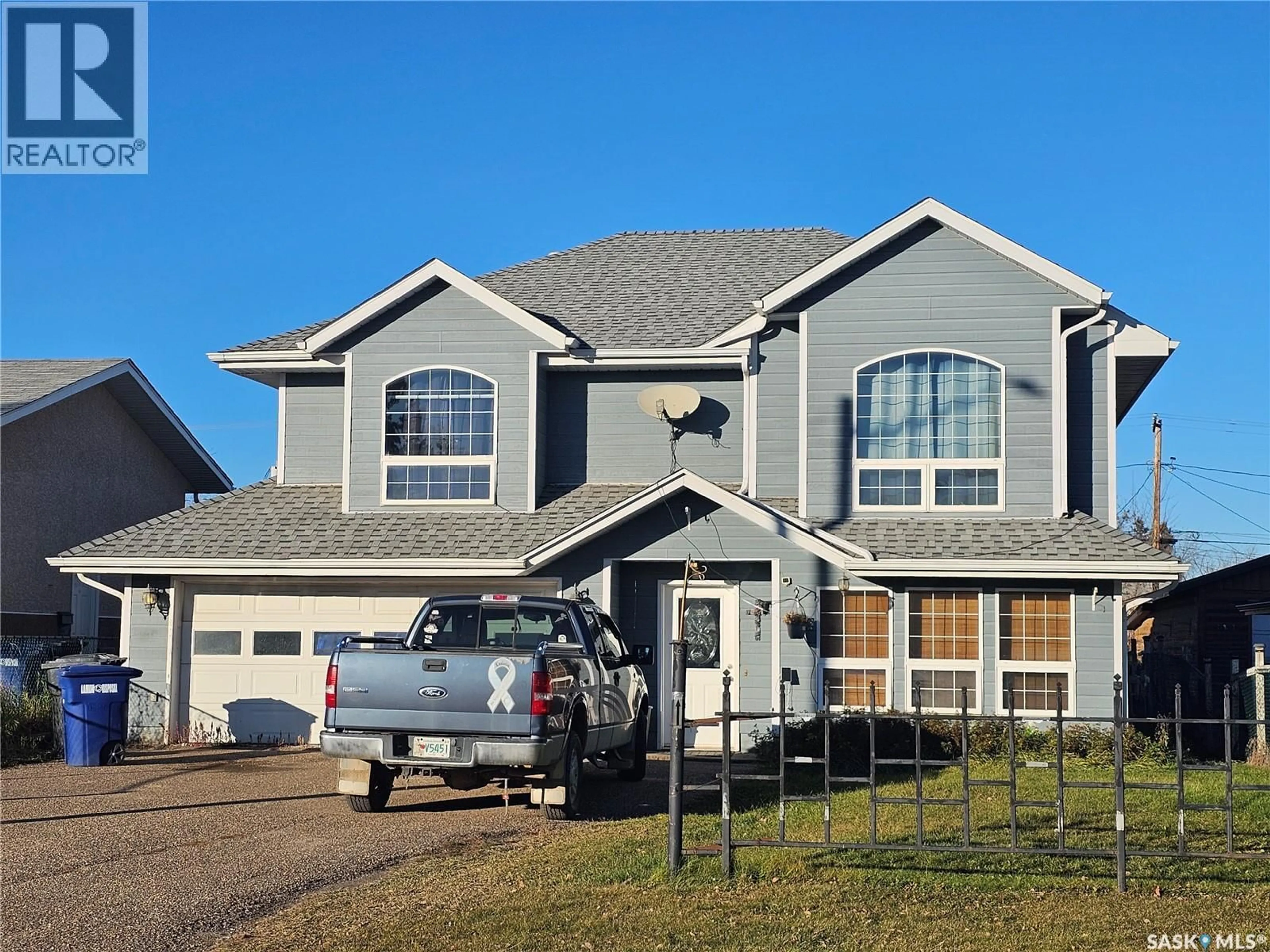 Home with vinyl exterior material, street for 807 3RD AVENUE, Meadow Lake Saskatchewan S9X1A2