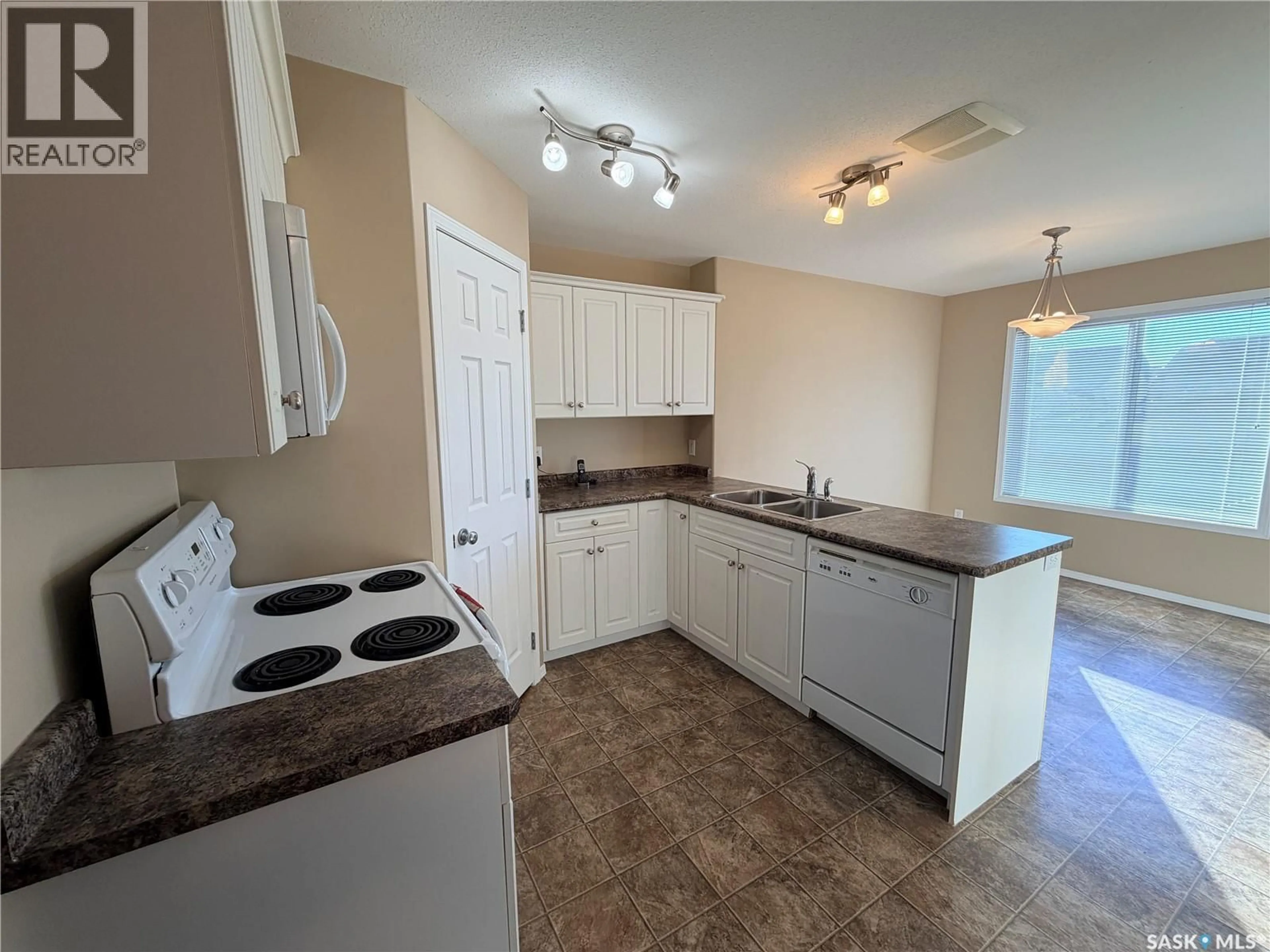 Standard kitchen, unknown for 134 KEEDWELL STREET, Saskatoon Saskatchewan S7W1B4