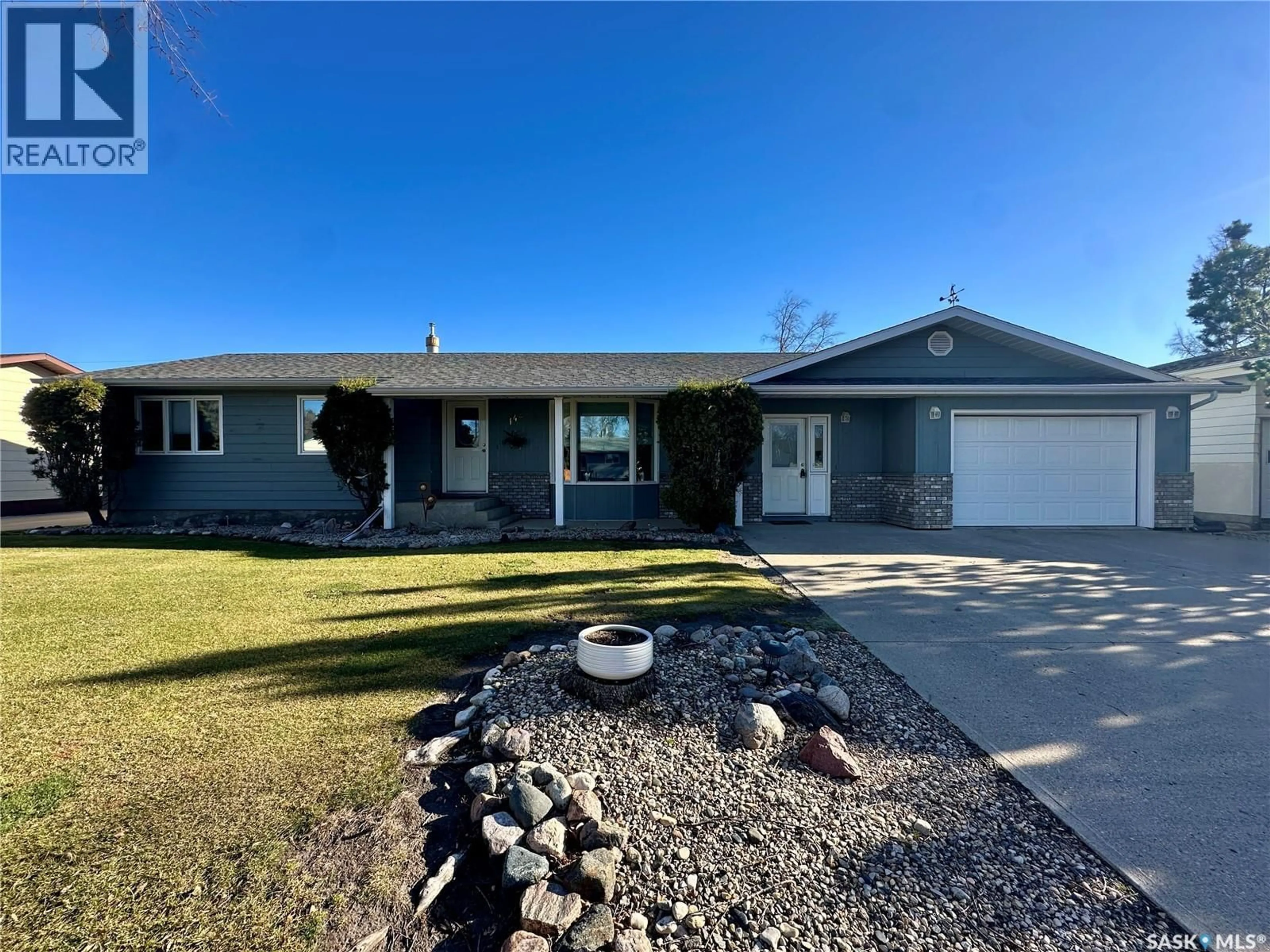 Home with vinyl exterior material, street for 142 CORONATION DRIVE, Canora Saskatchewan S0A0L0