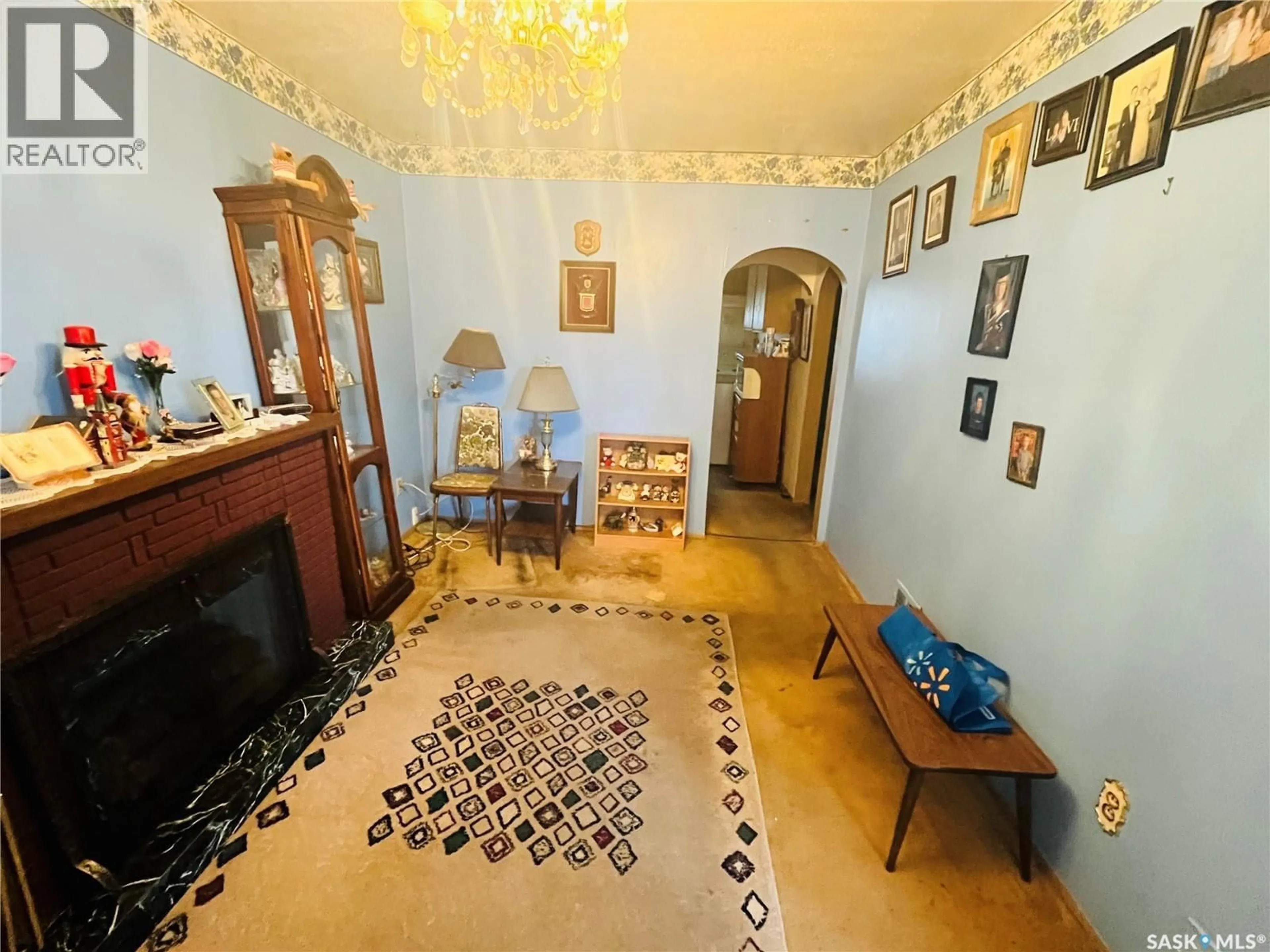 Indoor foyer for 1418 ROBINSON STREET, Regina Saskatchewan S4T2N6