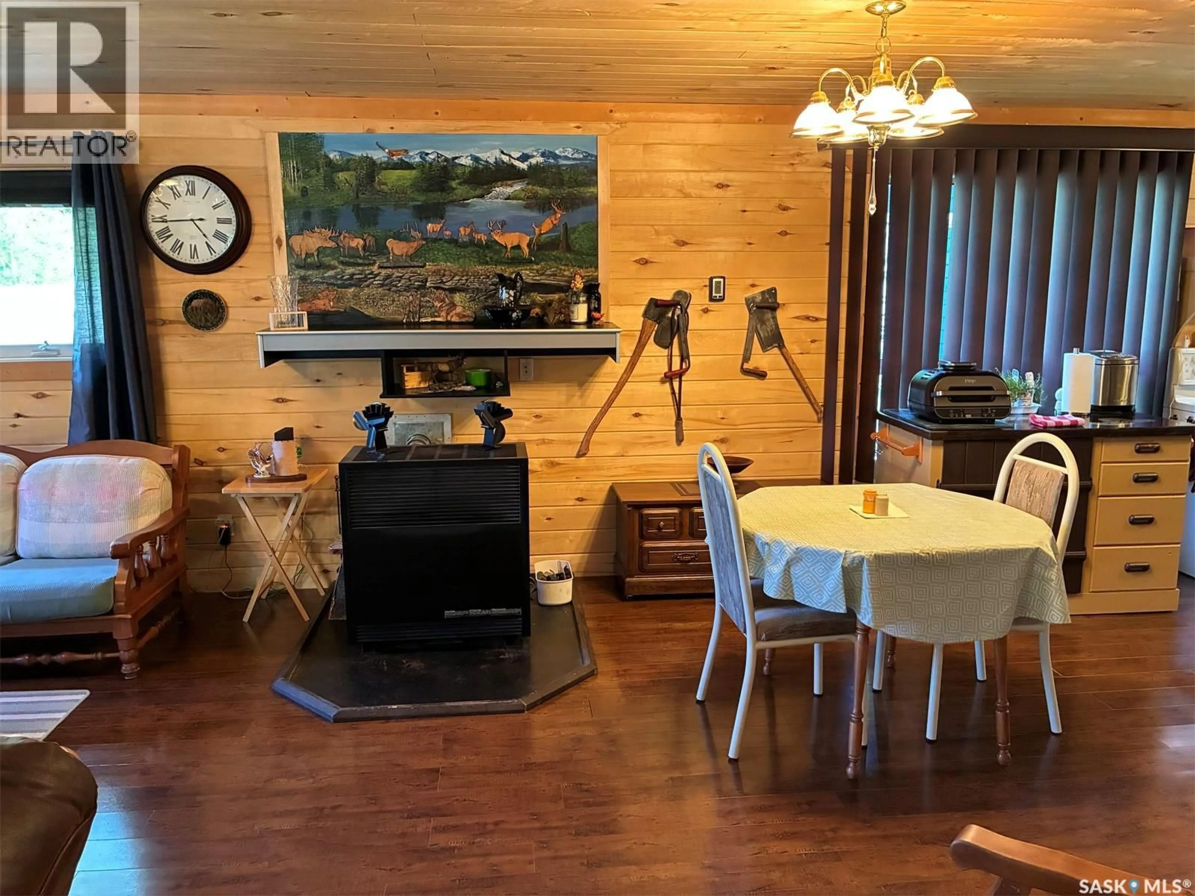 Dining room, wood/laminate floor for Cole Bay Saskatchewan S0M0M0