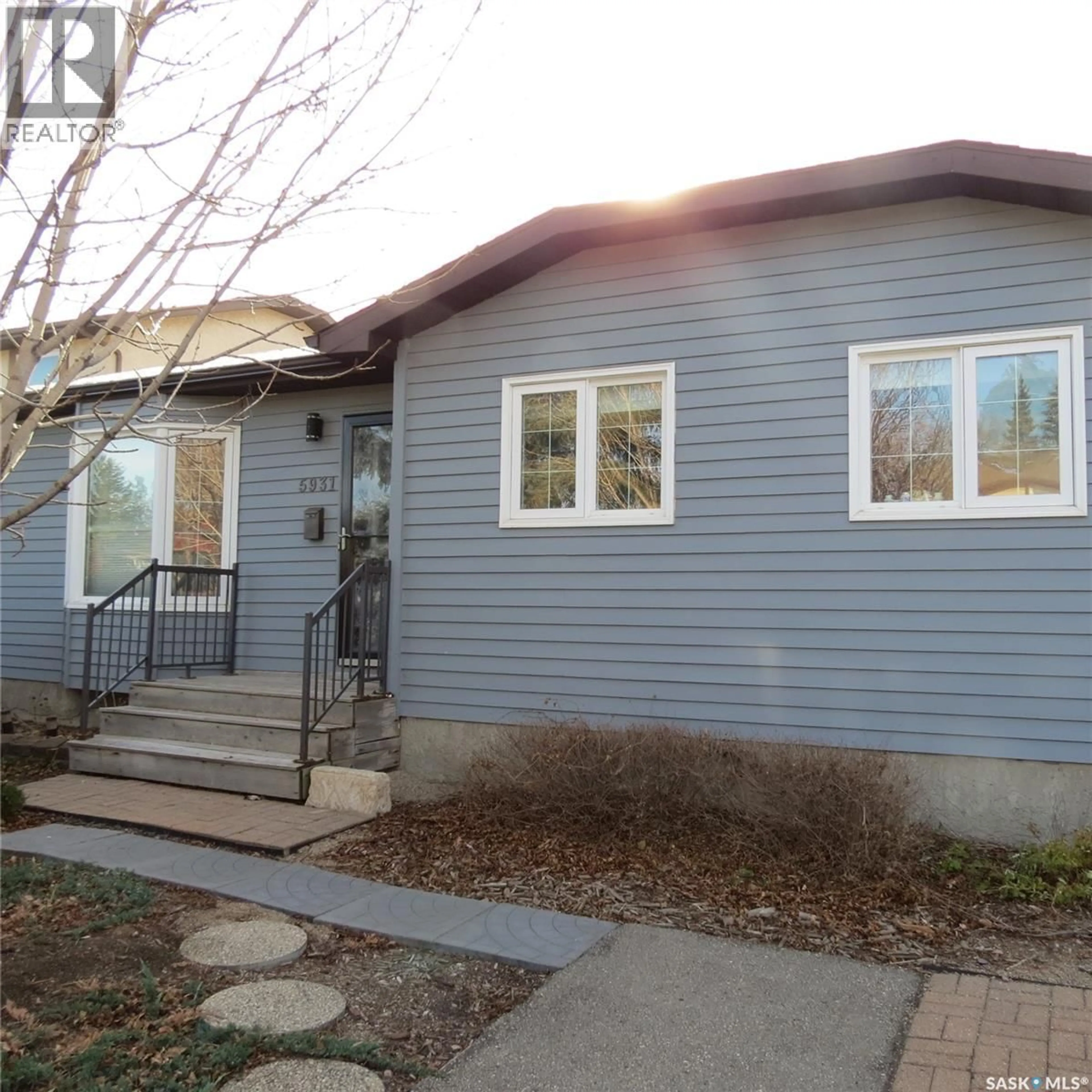 Home with vinyl exterior material, street for 5931 GIBBINGS BAY, Regina Saskatchewan S4X4B3