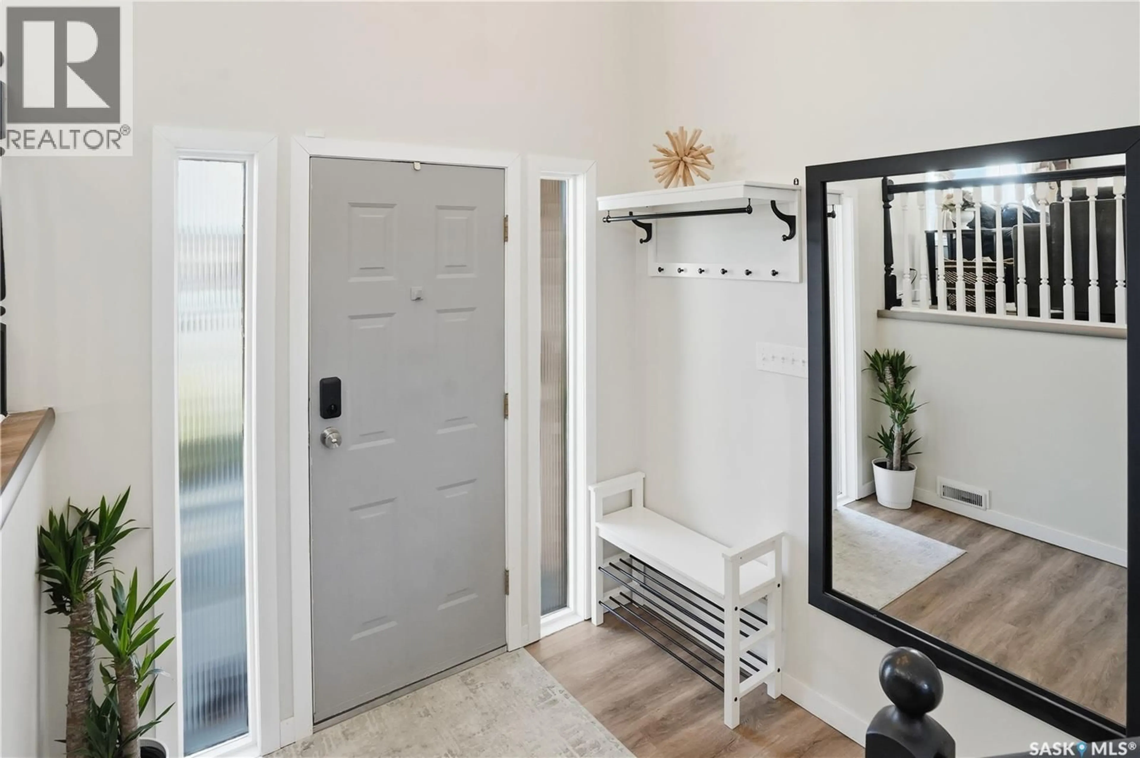 Indoor entryway for 2610 LAYCOCK BAY, Regina Saskatchewan S4V1V9