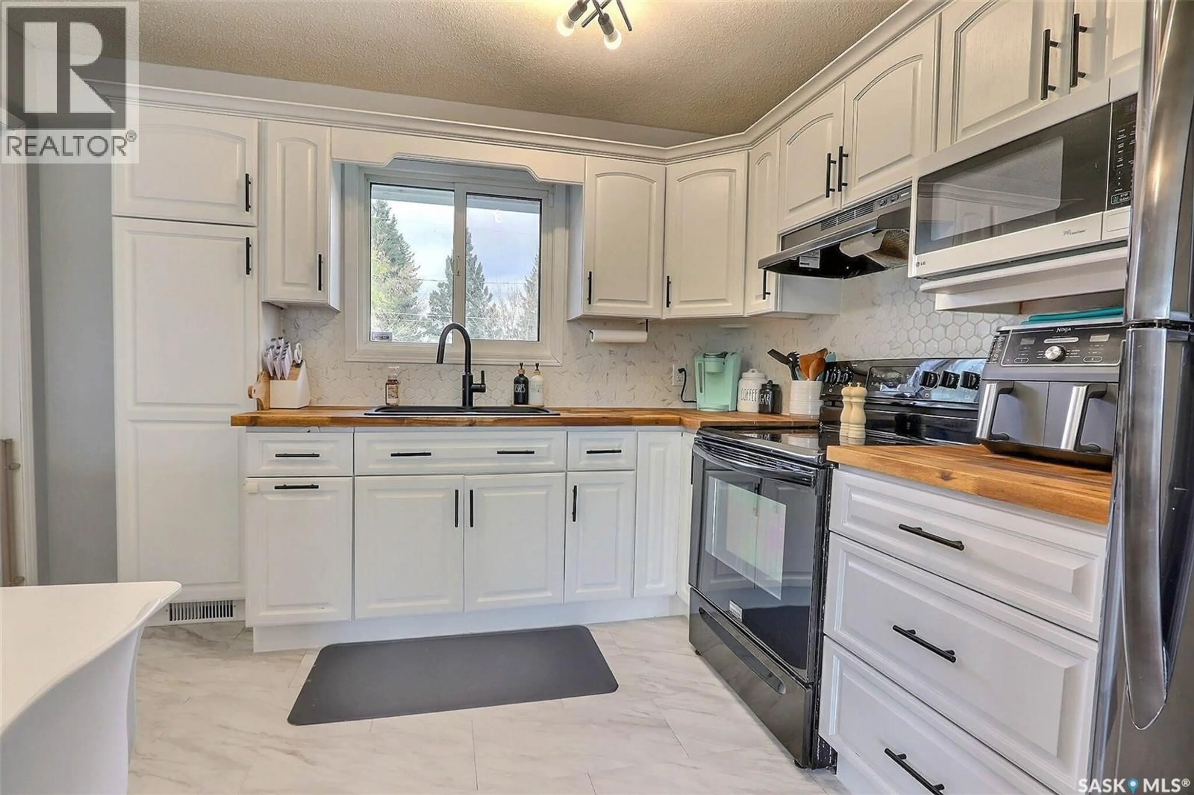 Open concept kitchen, unknown for 1052 4TH STREET, Prince Albert Saskatchewan S6V0K9