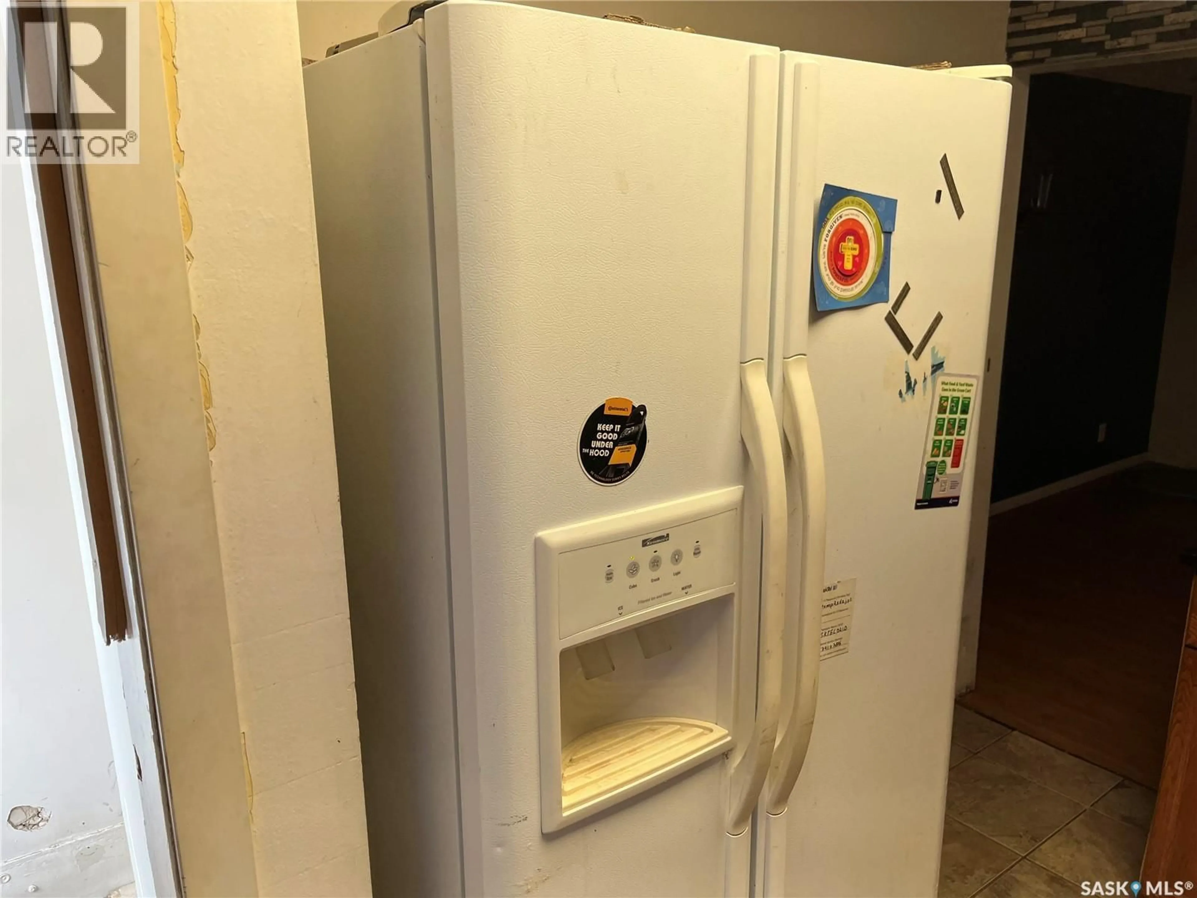 Standard kitchen, floor is not visible for 5009 8TH AVENUE, Regina Saskatchewan S4T0W4