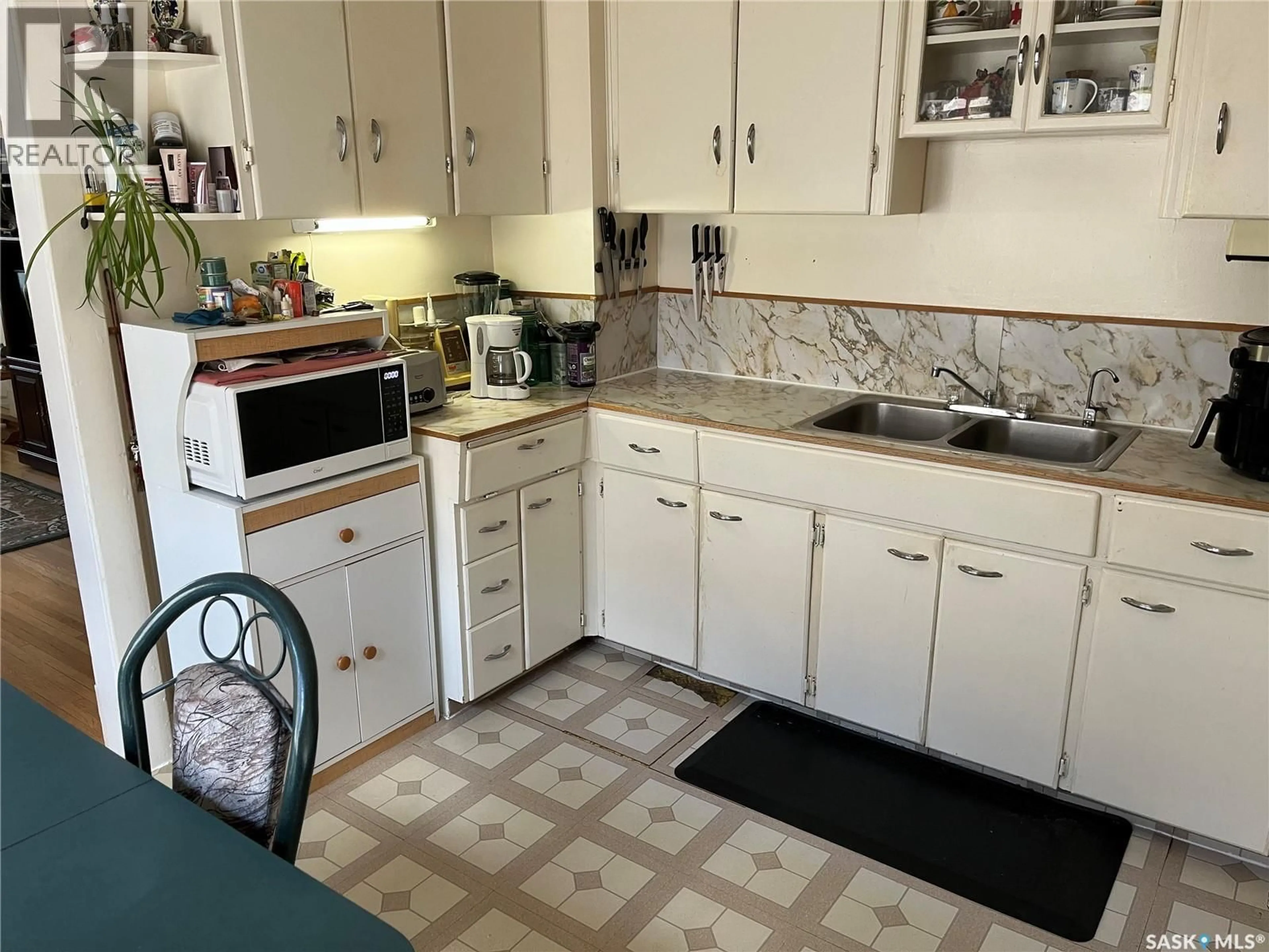 Standard kitchen, ceramic/tile floor for 1931 REYNOLDS STREET, Regina Saskatchewan S4N3M6