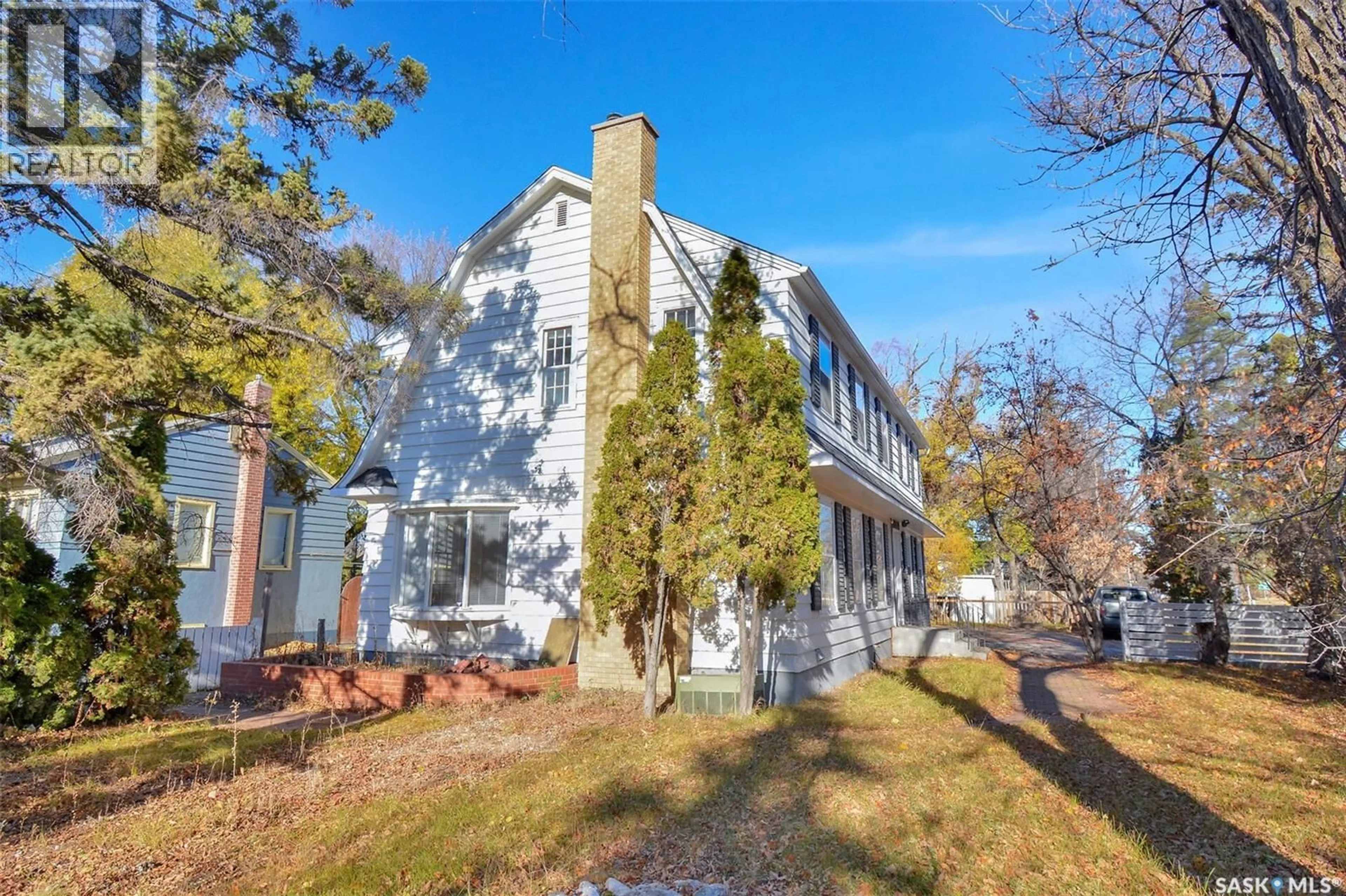 A pic from outside/outdoor area/front of a property/back of a property/a pic from drone, street for 420 CUMBERLAND AVENUE, Saskatoon Saskatchewan S7N1L5