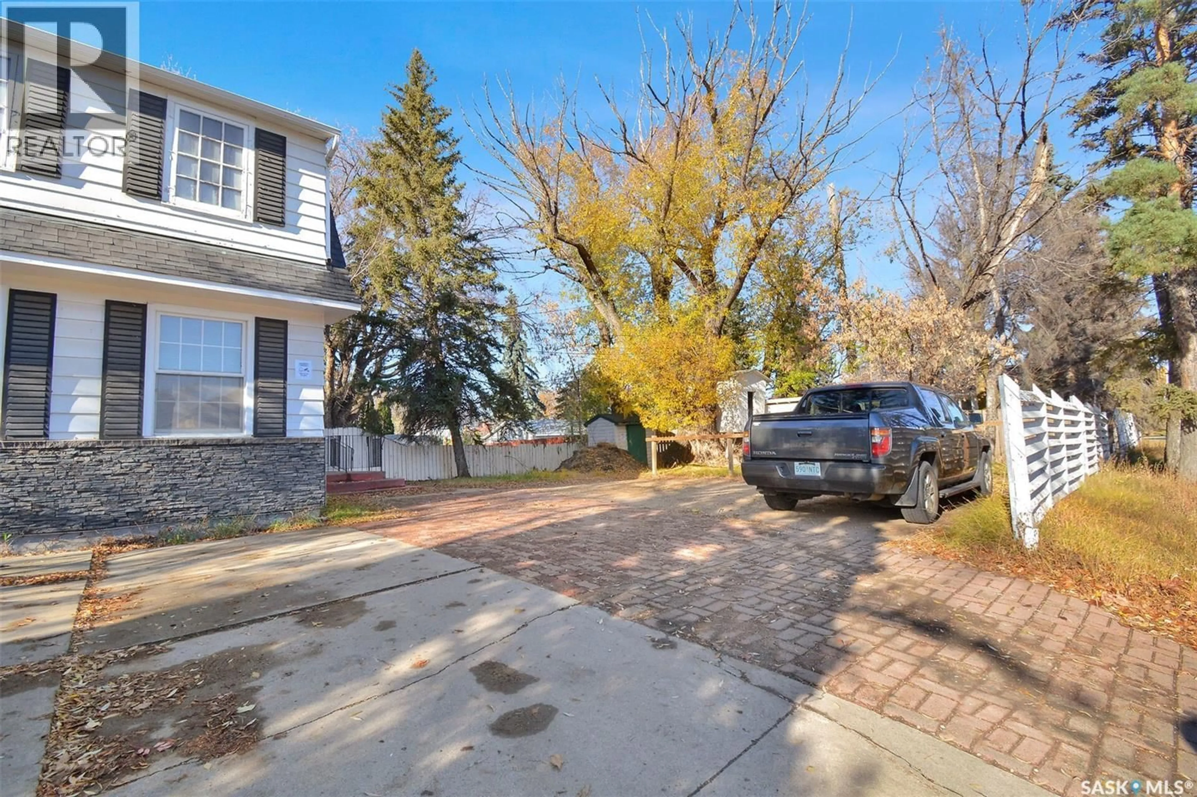 A pic from outside/outdoor area/front of a property/back of a property/a pic from drone, street for 420 CUMBERLAND AVENUE, Saskatoon Saskatchewan S7N1L5