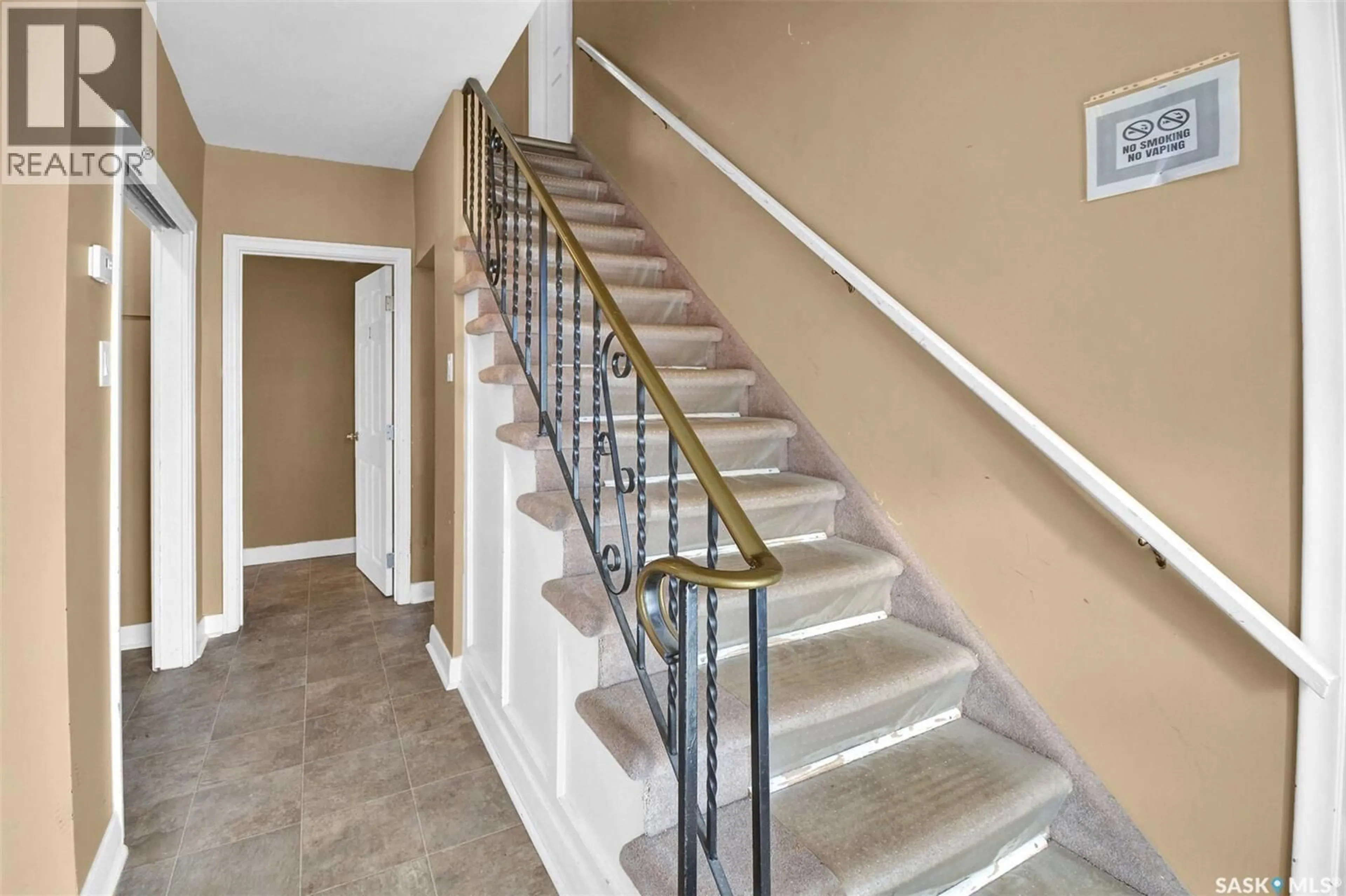 Stairs for 420 CUMBERLAND AVENUE, Saskatoon Saskatchewan S7N1L5