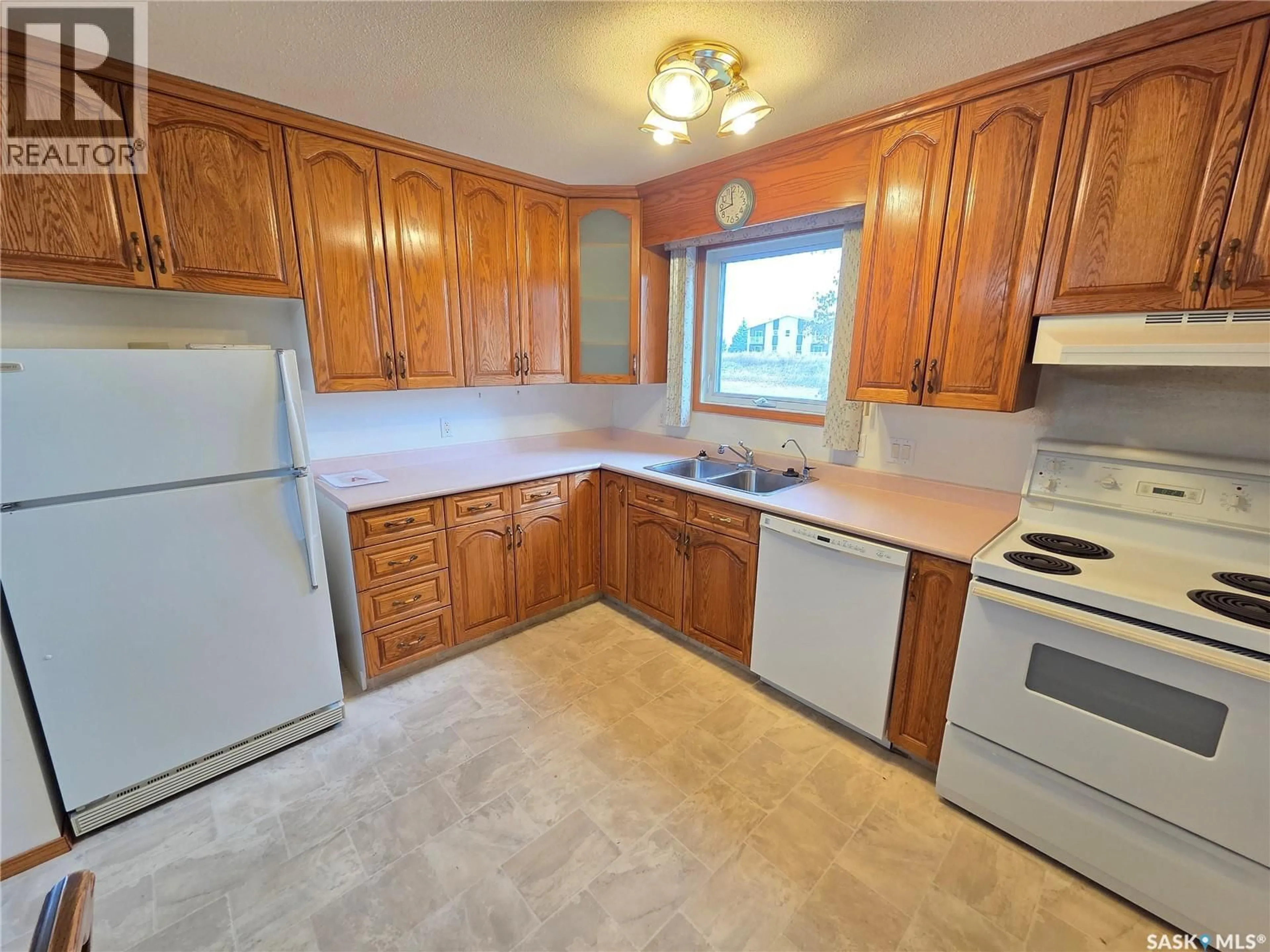 Standard kitchen, unknown for 106 - 605 3RD AVENUE, Moose Jaw Saskatchewan S6H0L6