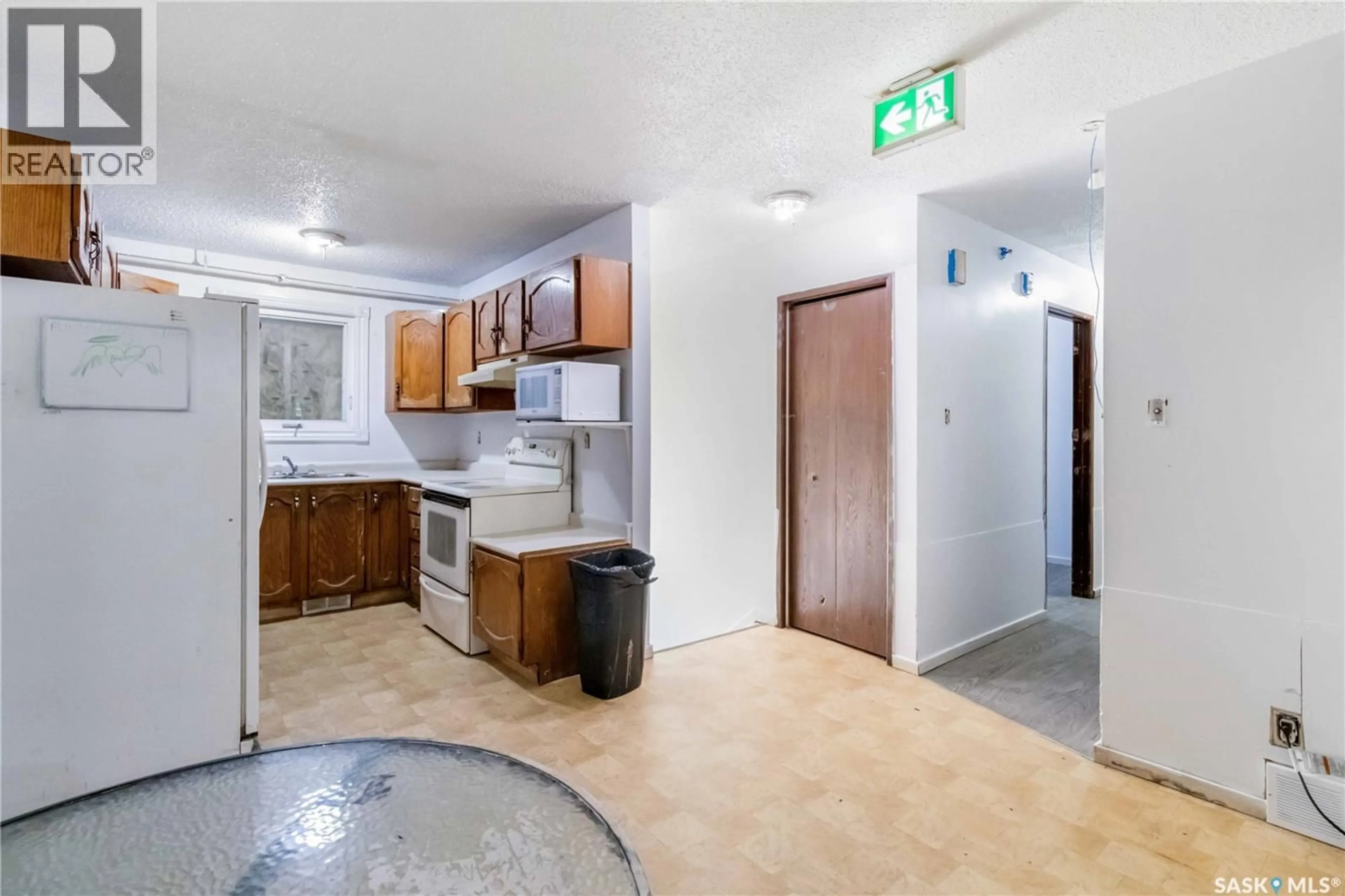 Standard kitchen, unknown for 111-113 Q AVENUE, Saskatoon Saskatchewan S7L2Y4