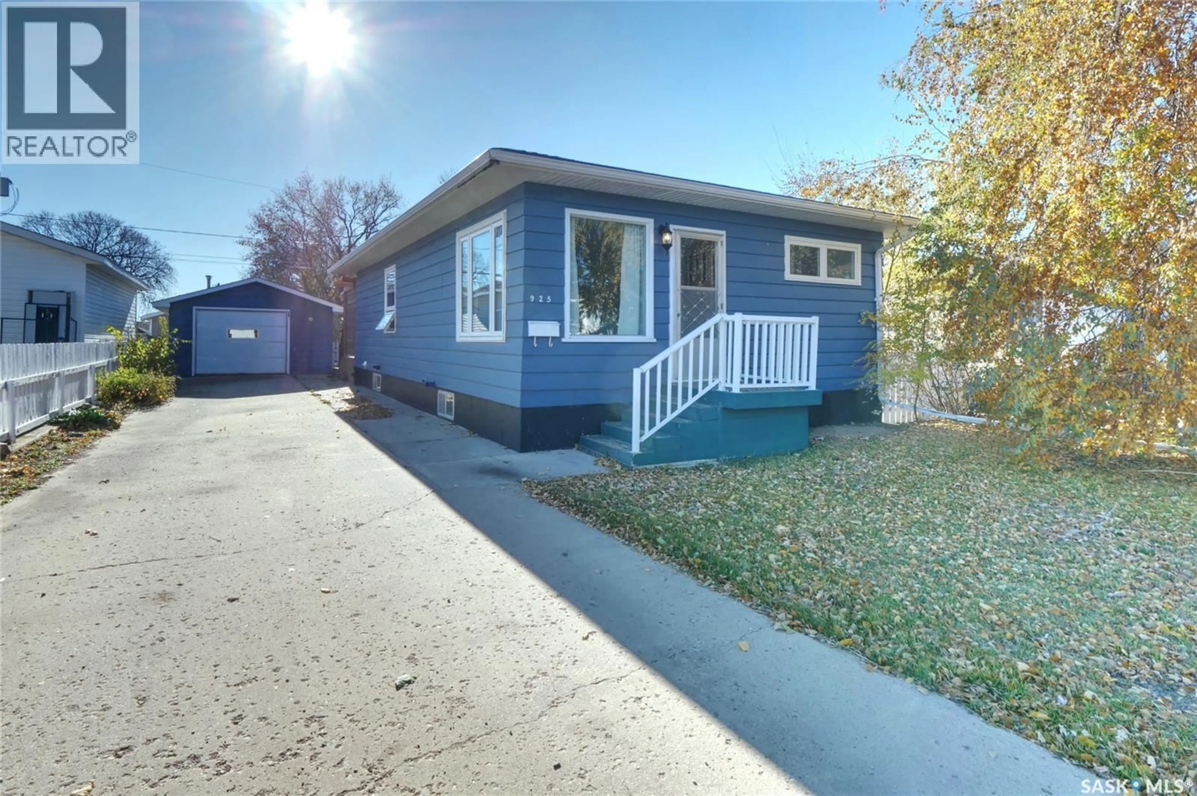 Home with vinyl exterior material, street for 925 HALL STREET, Moose Jaw Saskatchewan S6H2S3