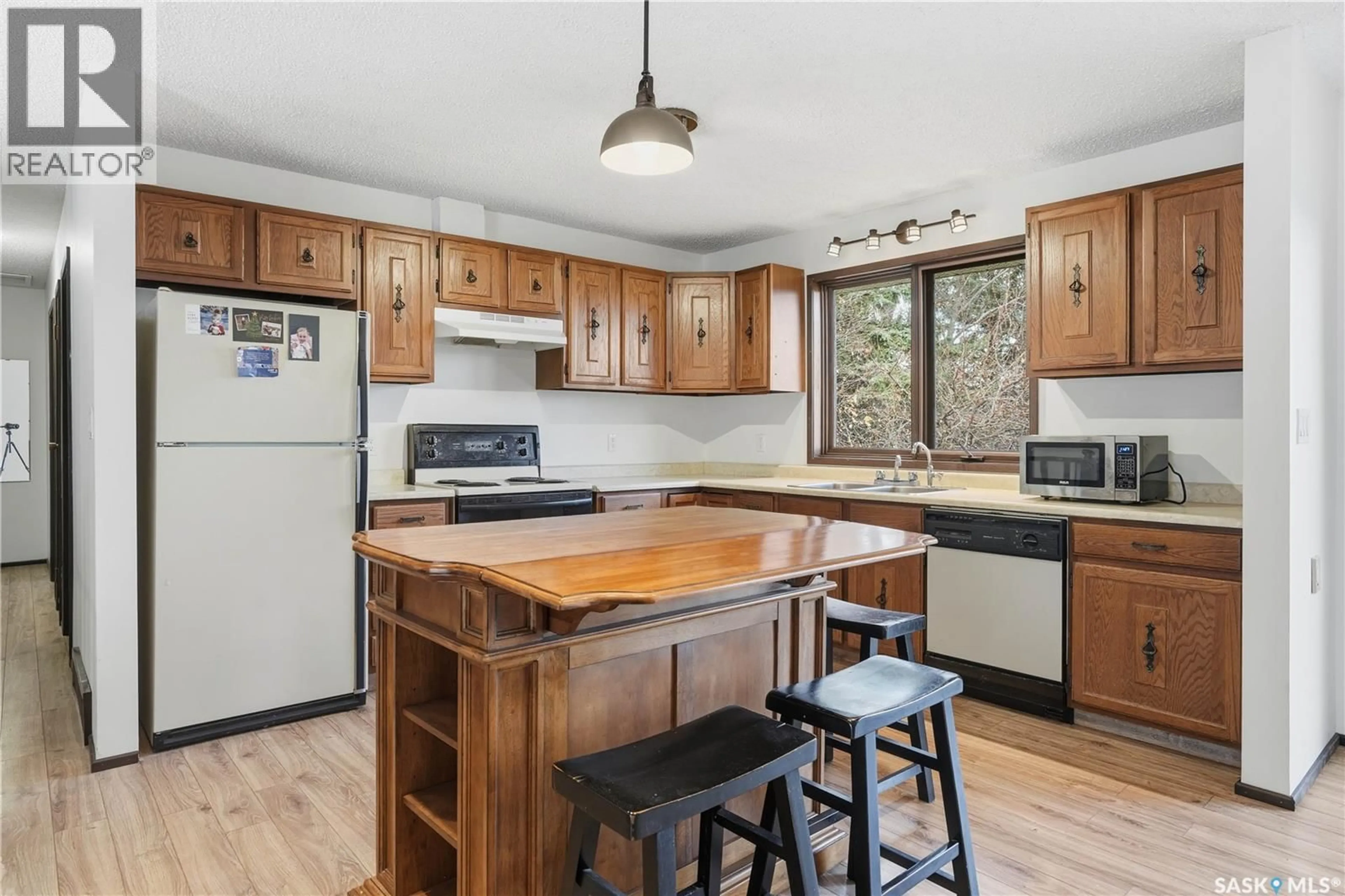 Standard kitchen, unknown for 36 VANIER DRIVE, Melville Saskatchewan S0A2P0