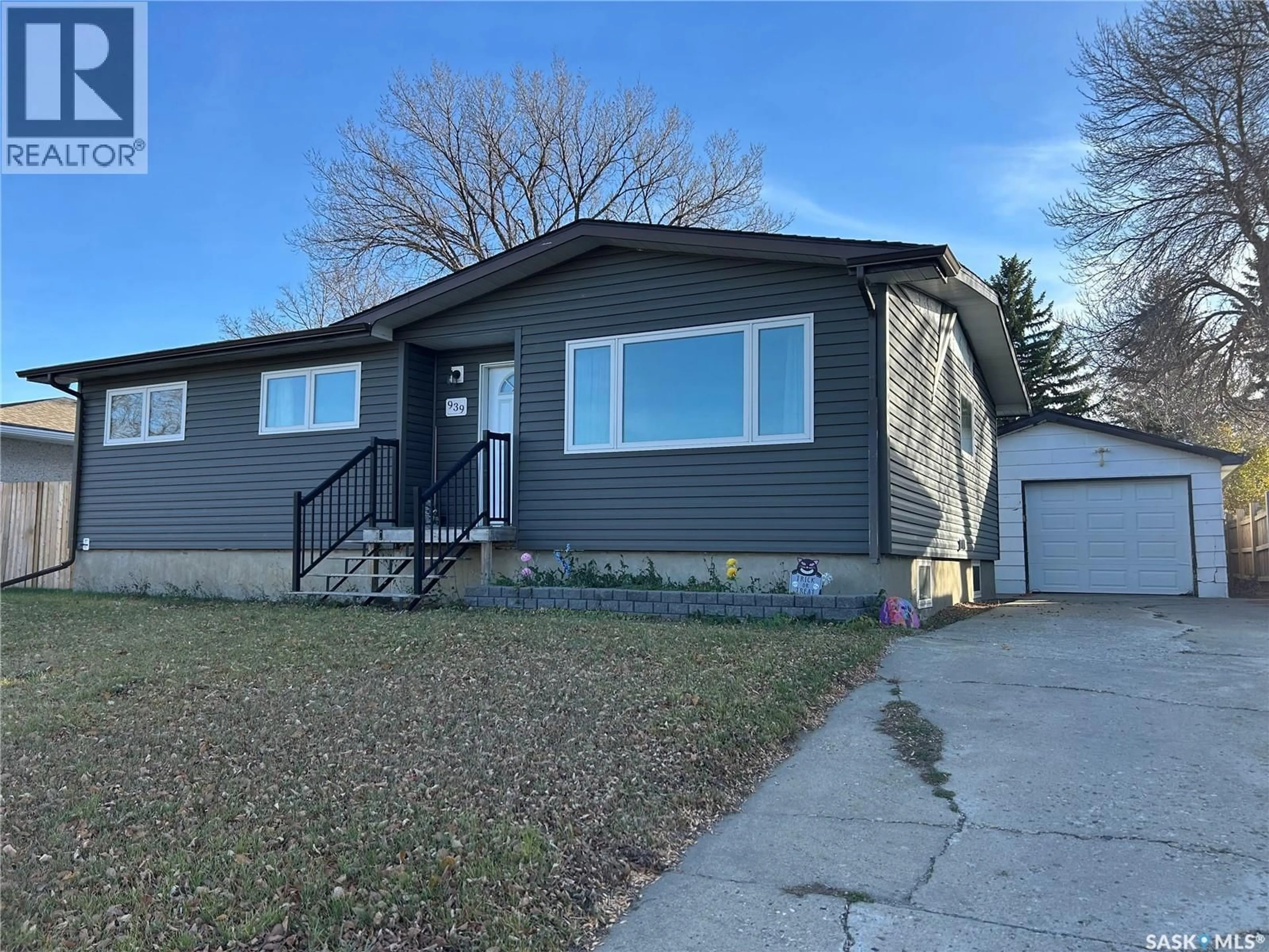 Home with vinyl exterior material, street for 939 SIMCOE STREET, Moose Jaw Saskatchewan S6H3J1