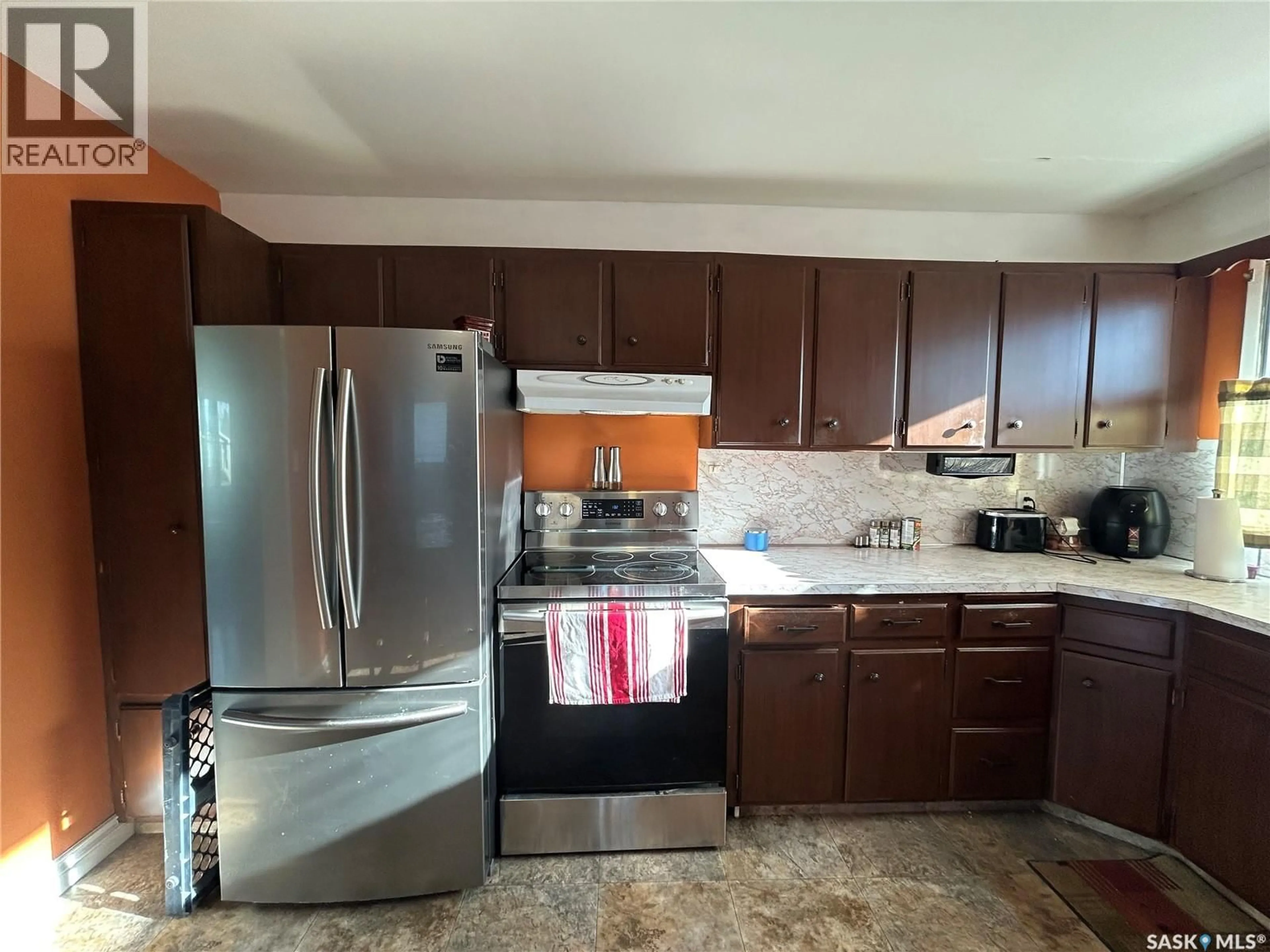 Standard kitchen, unknown for 939 SIMCOE STREET, Moose Jaw Saskatchewan S6H3J1