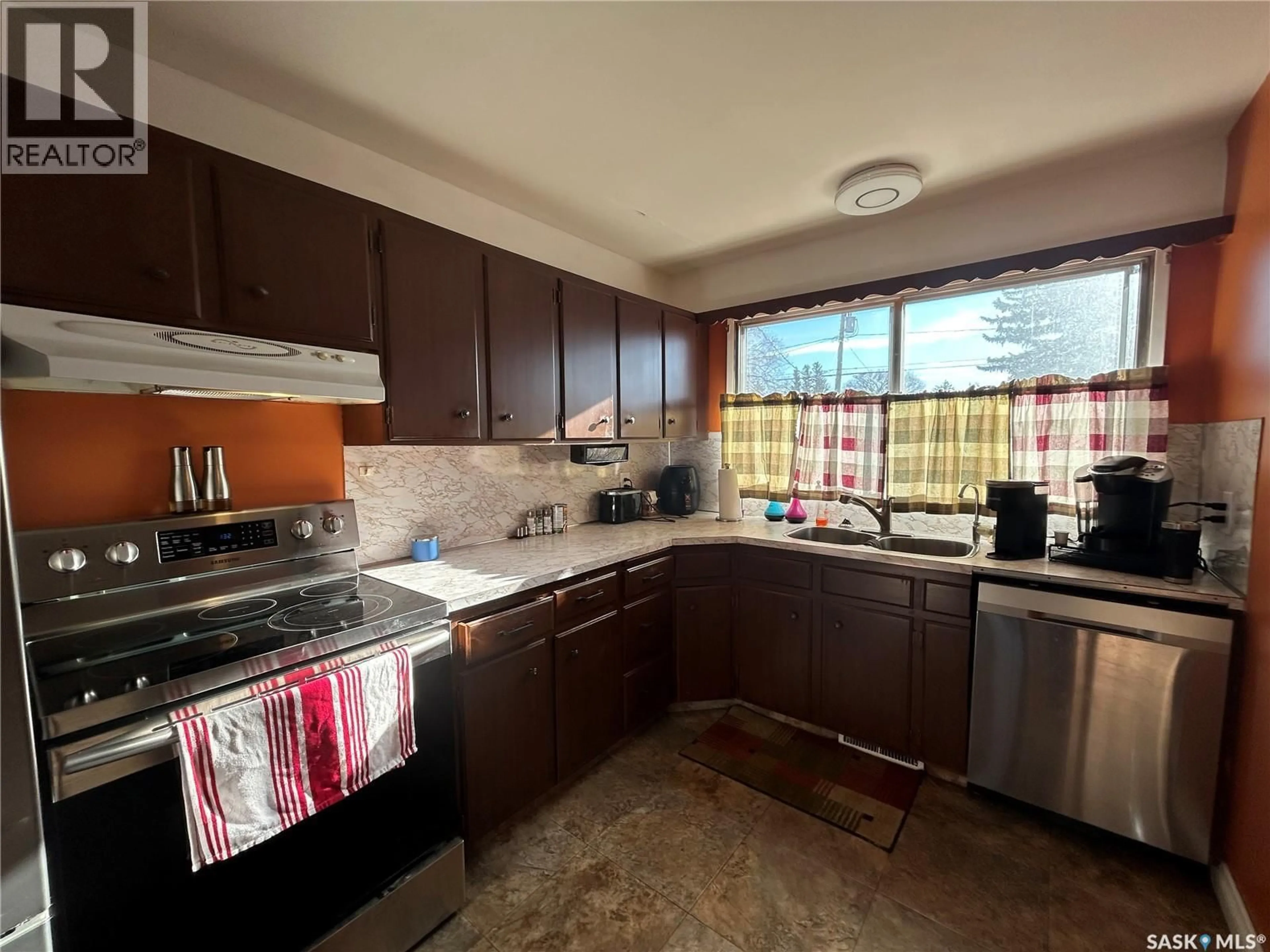 Standard kitchen, unknown for 939 SIMCOE STREET, Moose Jaw Saskatchewan S6H3J1
