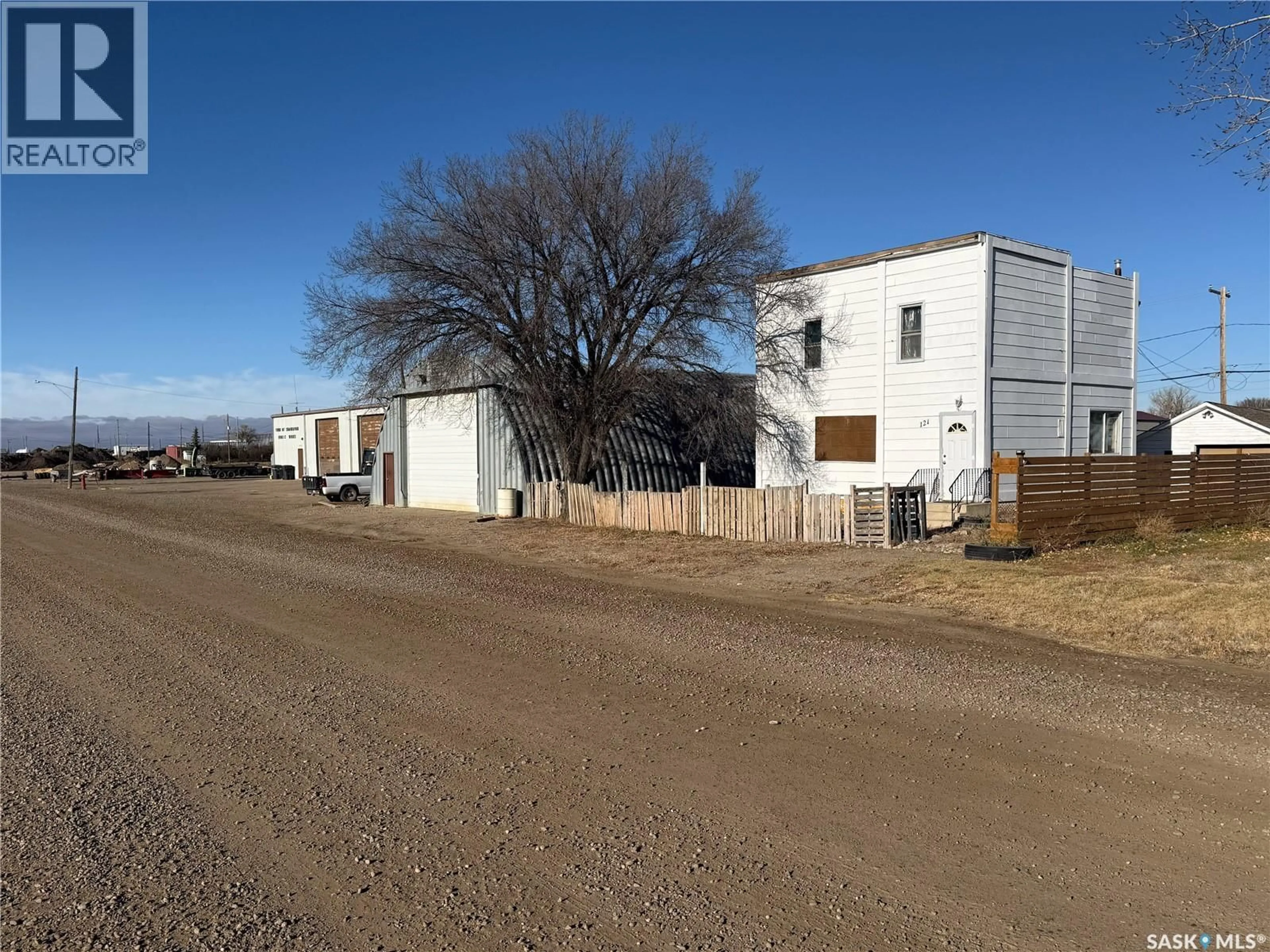 A pic from outside/outdoor area/front of a property/back of a property/a pic from drone, building for 121 1ST AVENUE, Shaunavon Saskatchewan S0N2M0