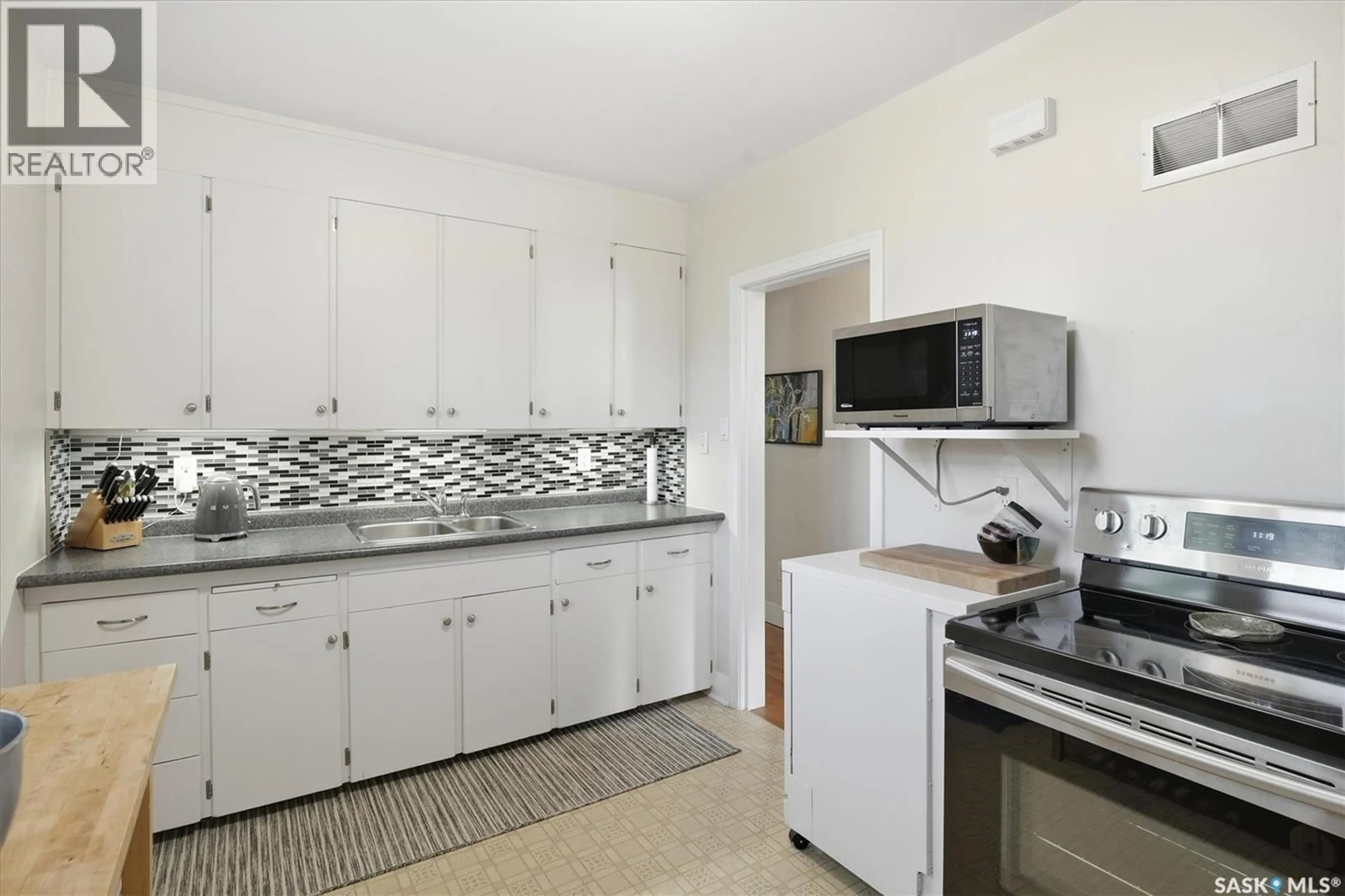 Standard kitchen, ceramic/tile floor for 1212 CAIRNS AVENUE, Saskatoon Saskatchewan S7H2H2