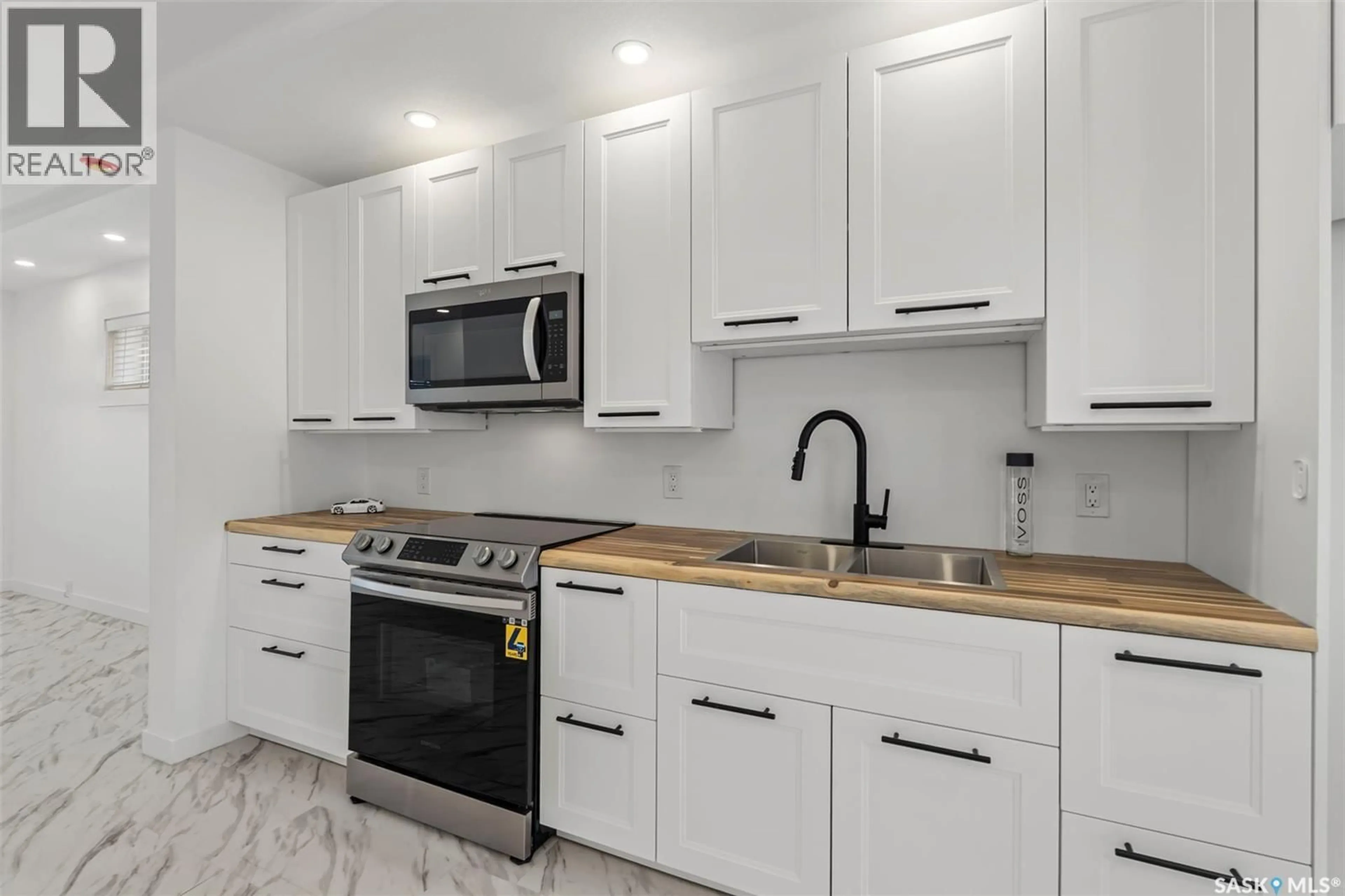 Standard kitchen, unknown for 117 U AVENUE, Saskatoon Saskatchewan S7M3B9