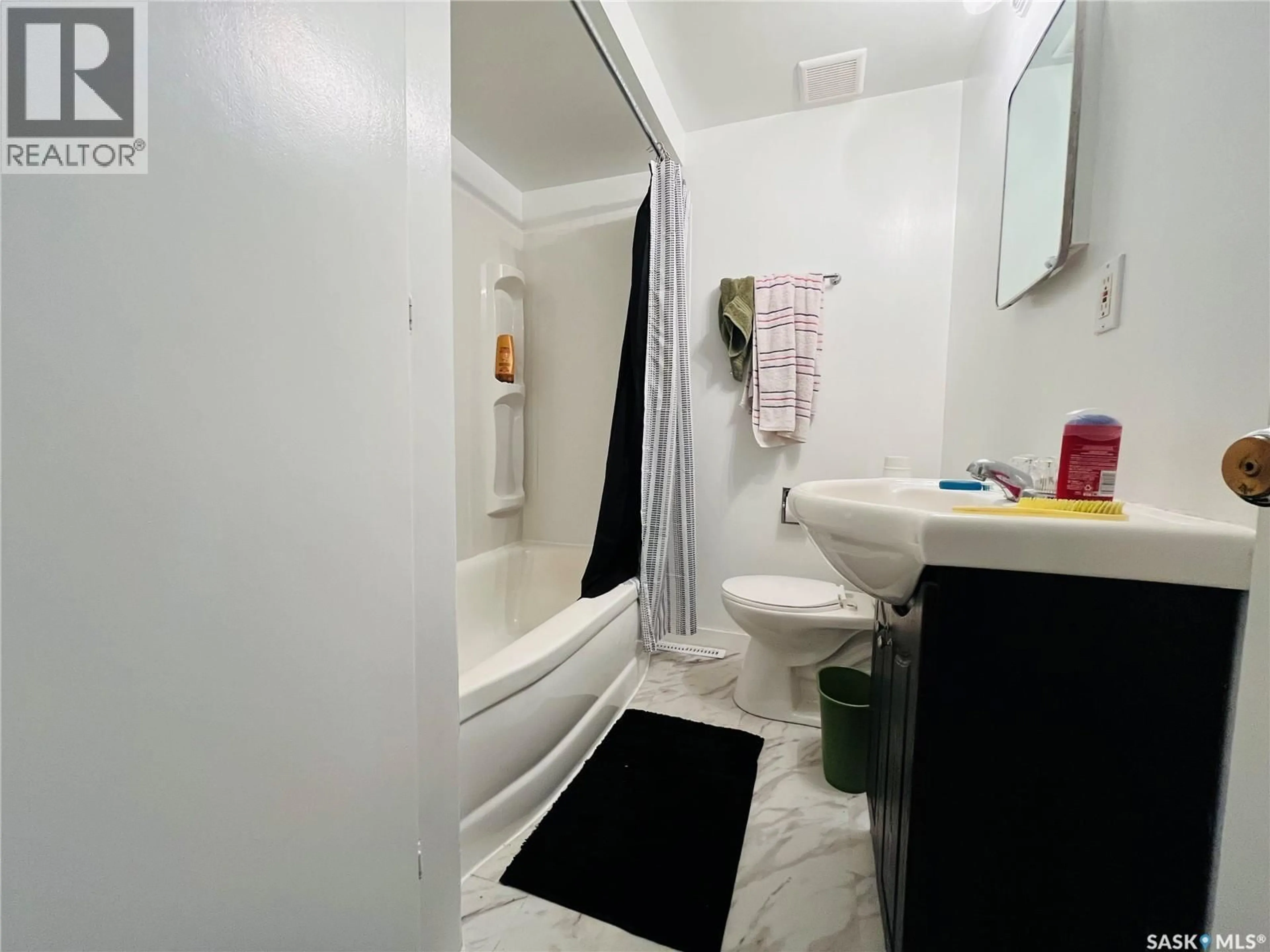 Standard bathroom, unknown for 335 CHAPLIN STREET, Swift Current Saskatchewan S9H0G2