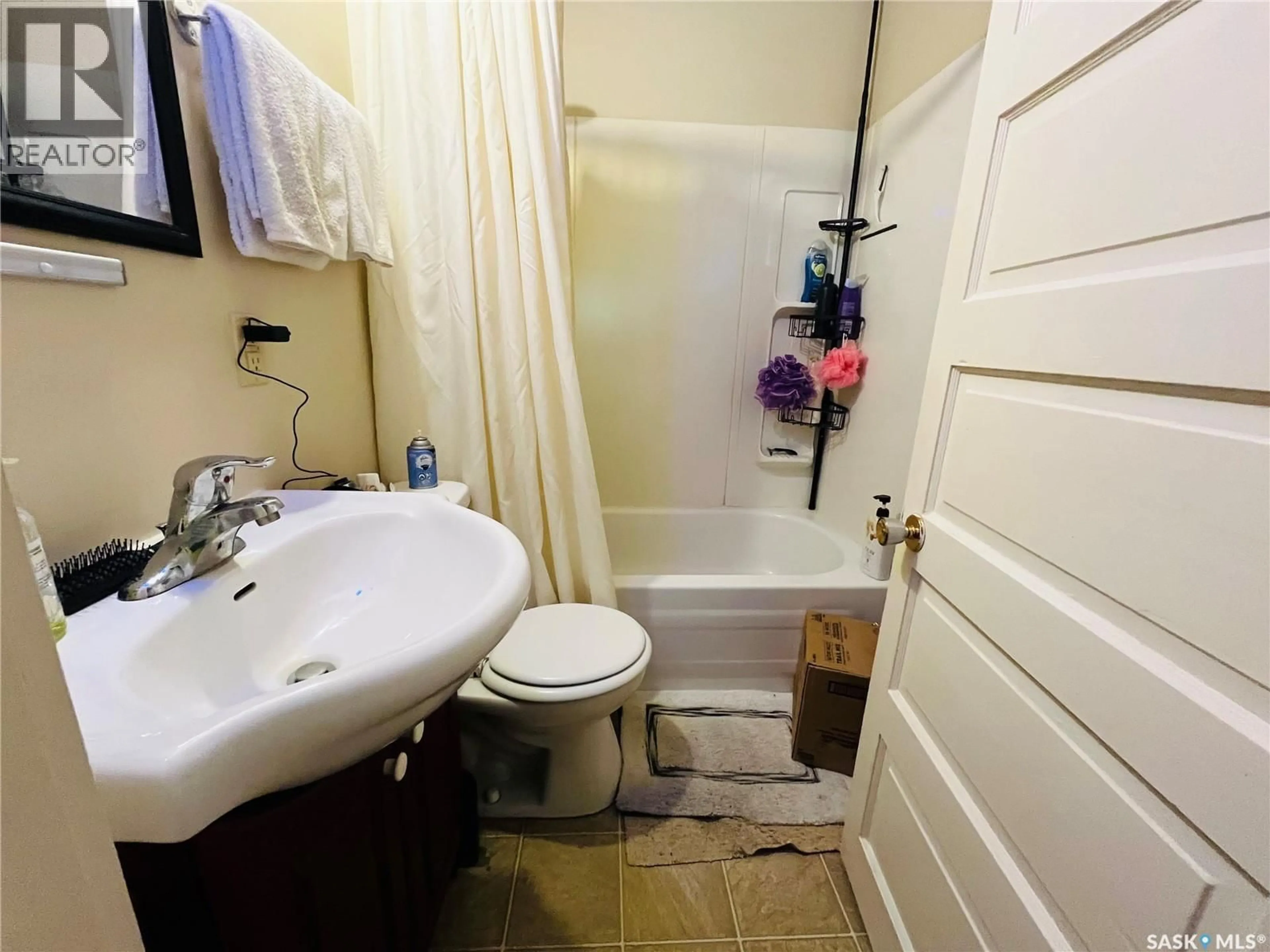 Standard bathroom, floor is not visible for 265 6TH AVENUE, Swift Current Saskatchewan S9H2M3