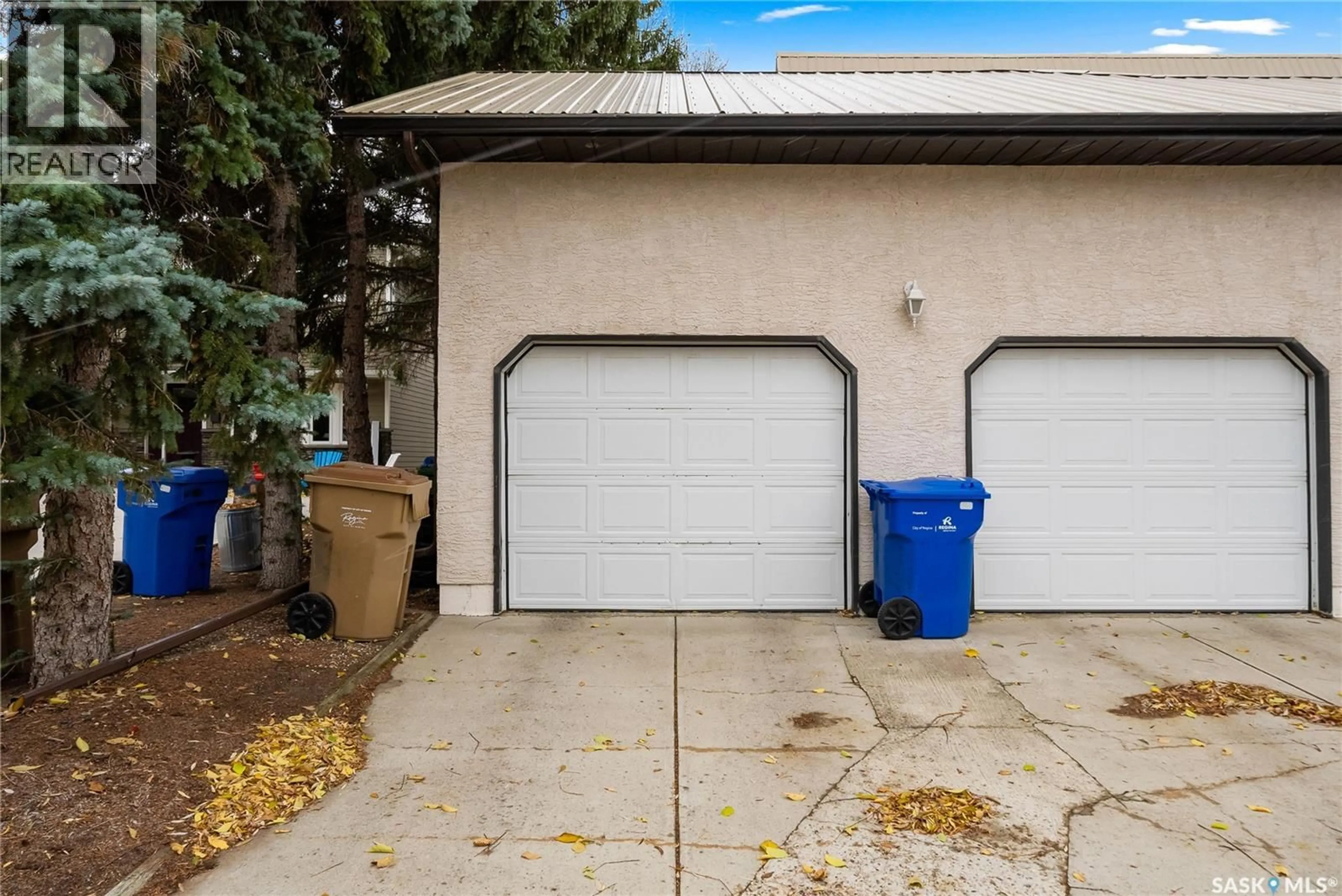 Indoor garage for 4 2855 LACON STREET, Regina Saskatchewan S4N2A9