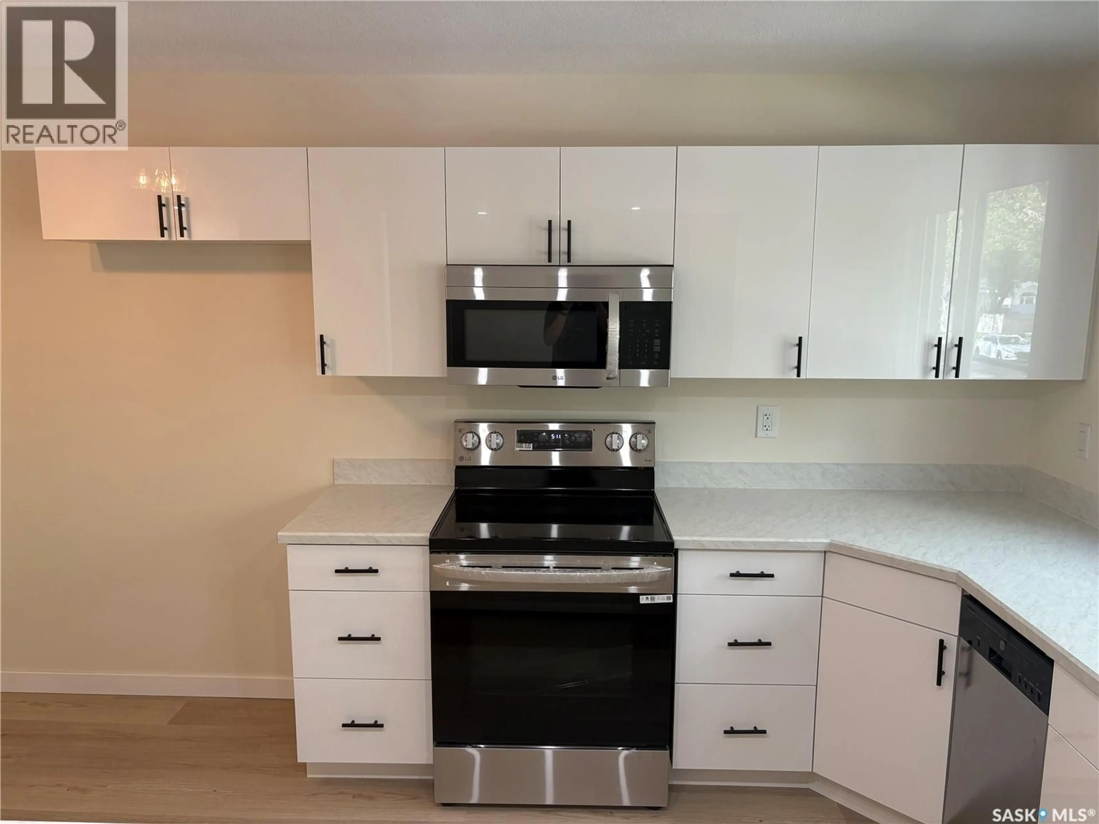 Standard kitchen, unknown for 35 42 SPENCE STREET, Regina Saskatchewan S4S4H4