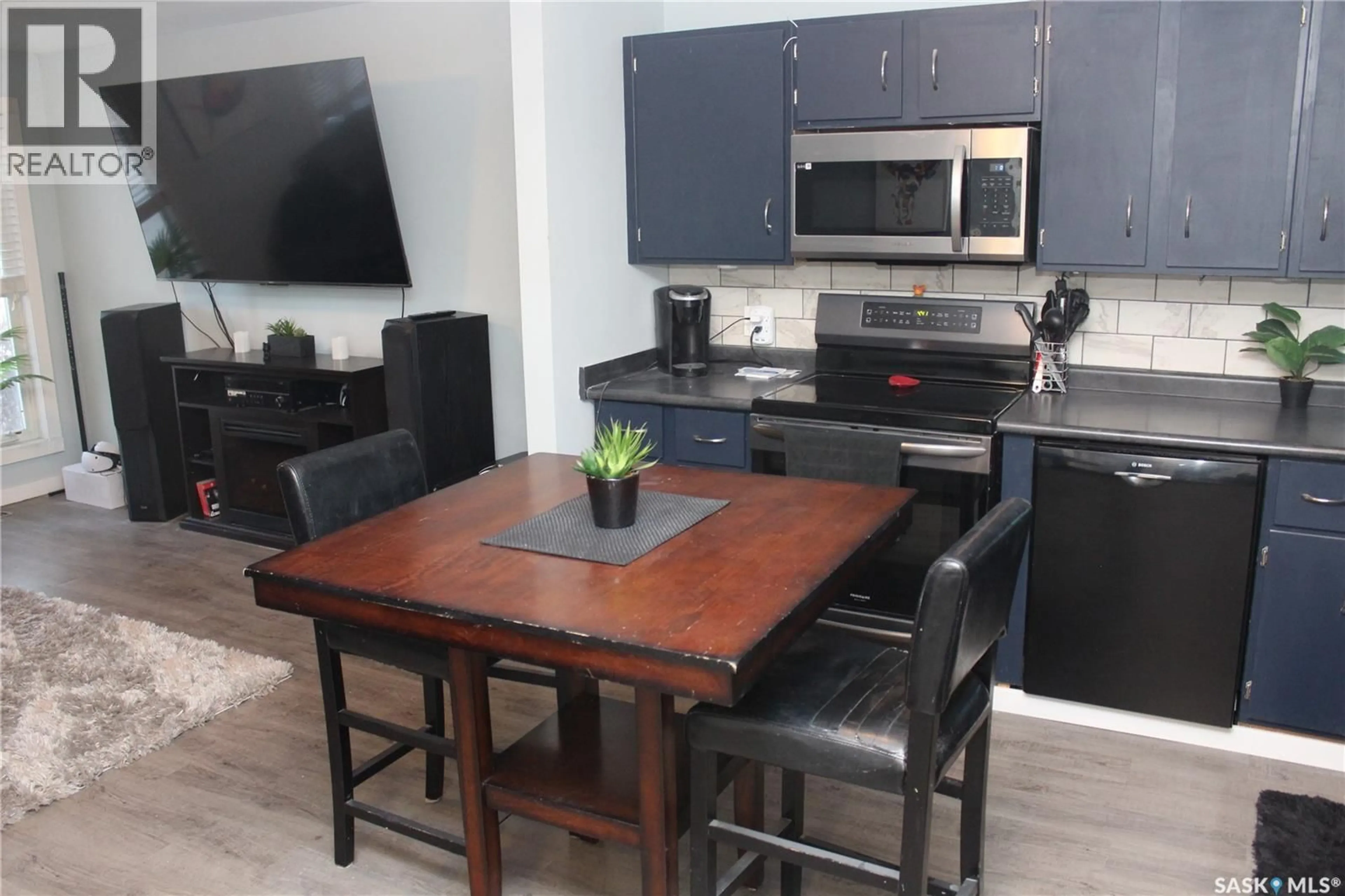 Open concept kitchen, unknown for 1220 COURTNEY STREET, Regina Saskatchewan S4T7R9