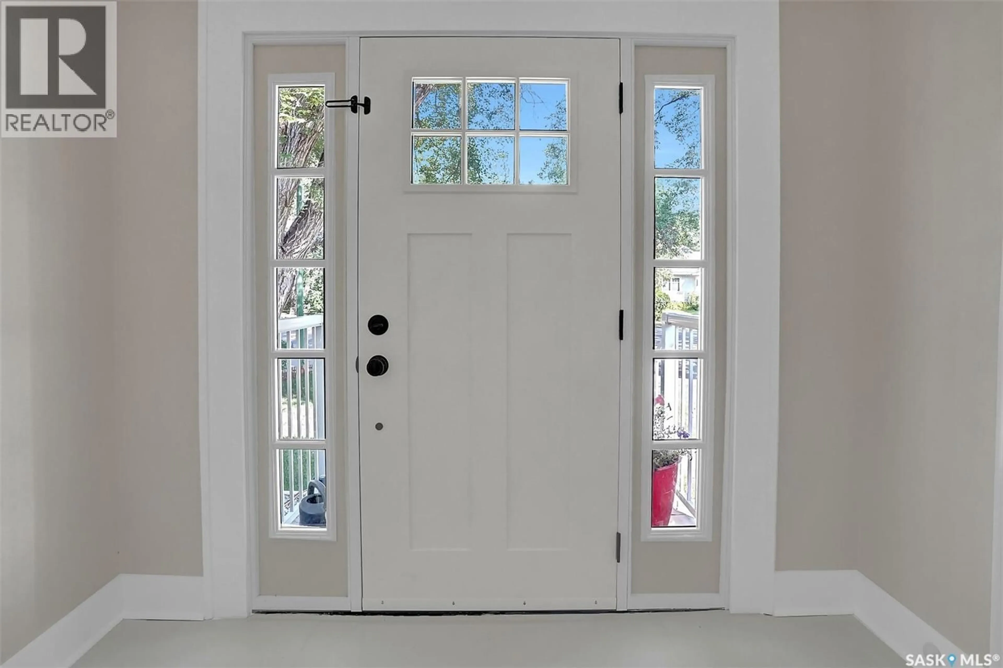 Indoor entryway for 2721 HILL AVENUE, Regina Saskatchewan S4S0V5