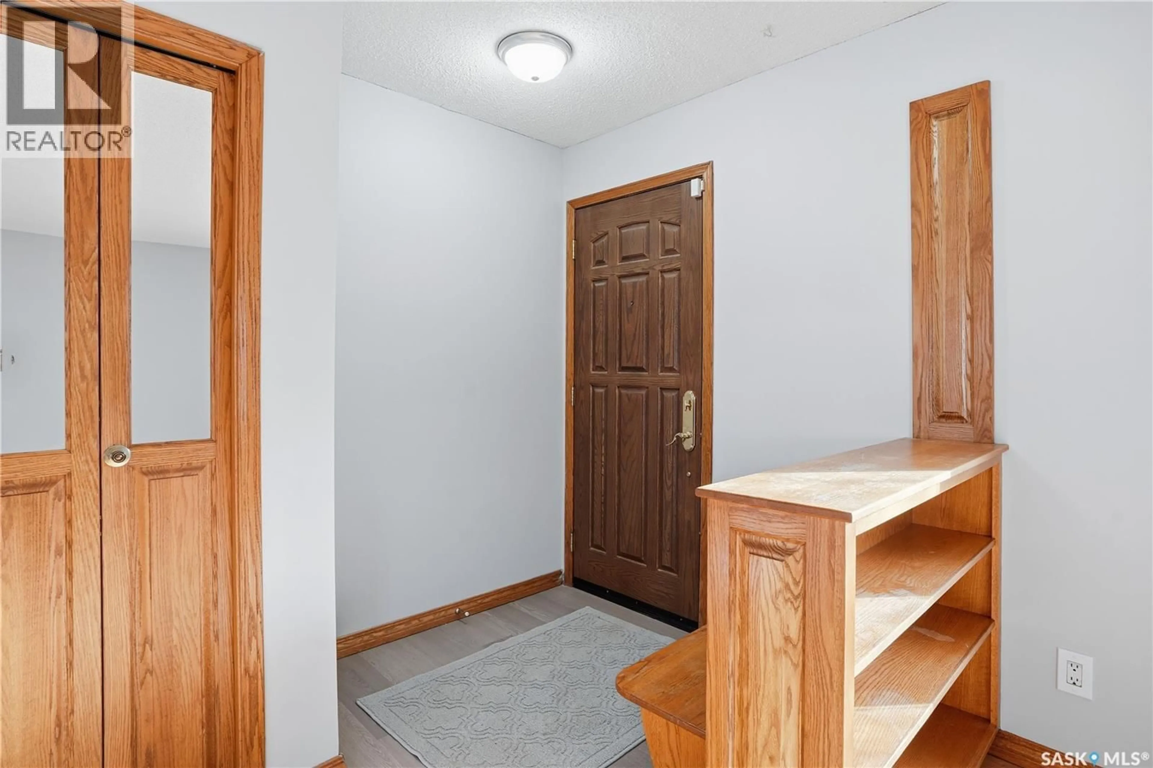 Indoor foyer for 128 YARNTON CRESCENT, Regina Saskatchewan S4R4A3