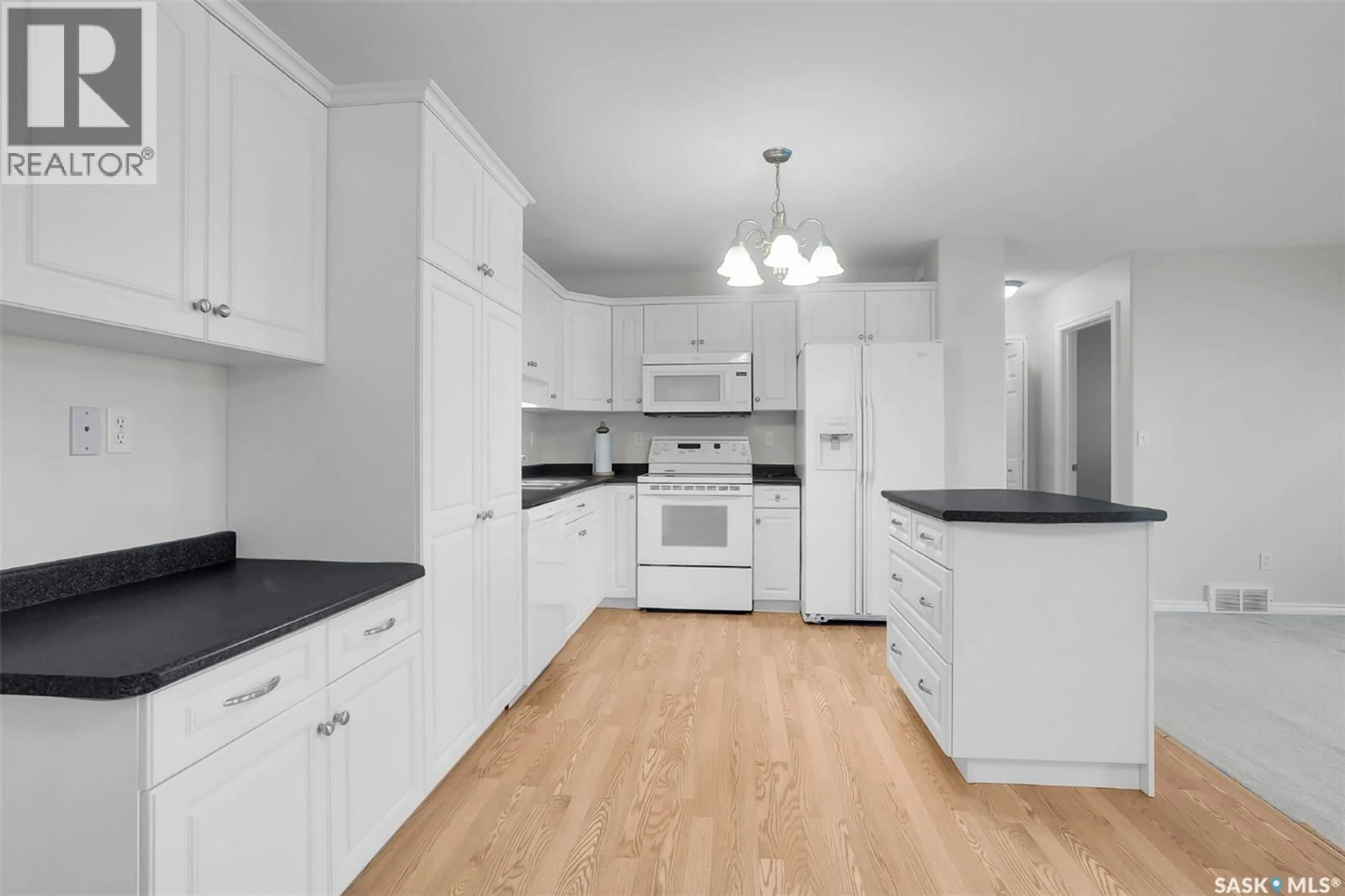 Standard kitchen, unknown for 138 - 16 BANYAN CRESCENT, Saskatoon Saskatchewan S7V1G8