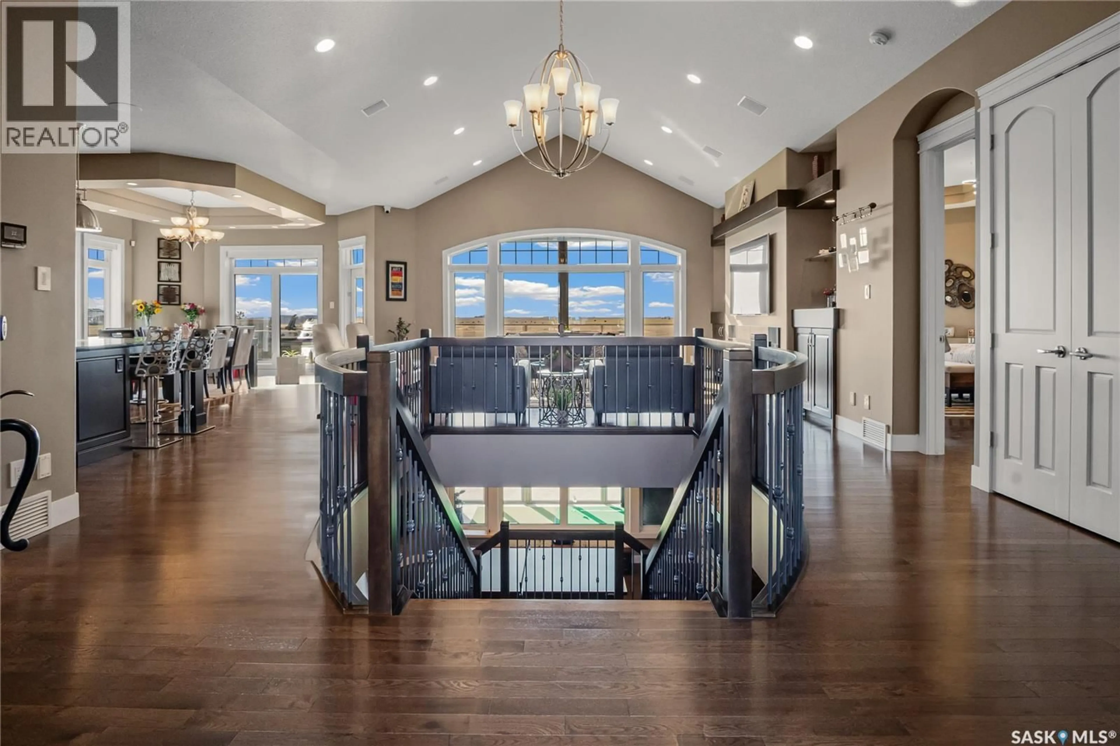 Indoor foyer for 8099 WASCANA GARDENS CRESCENT, Regina Saskatchewan S4V1G2