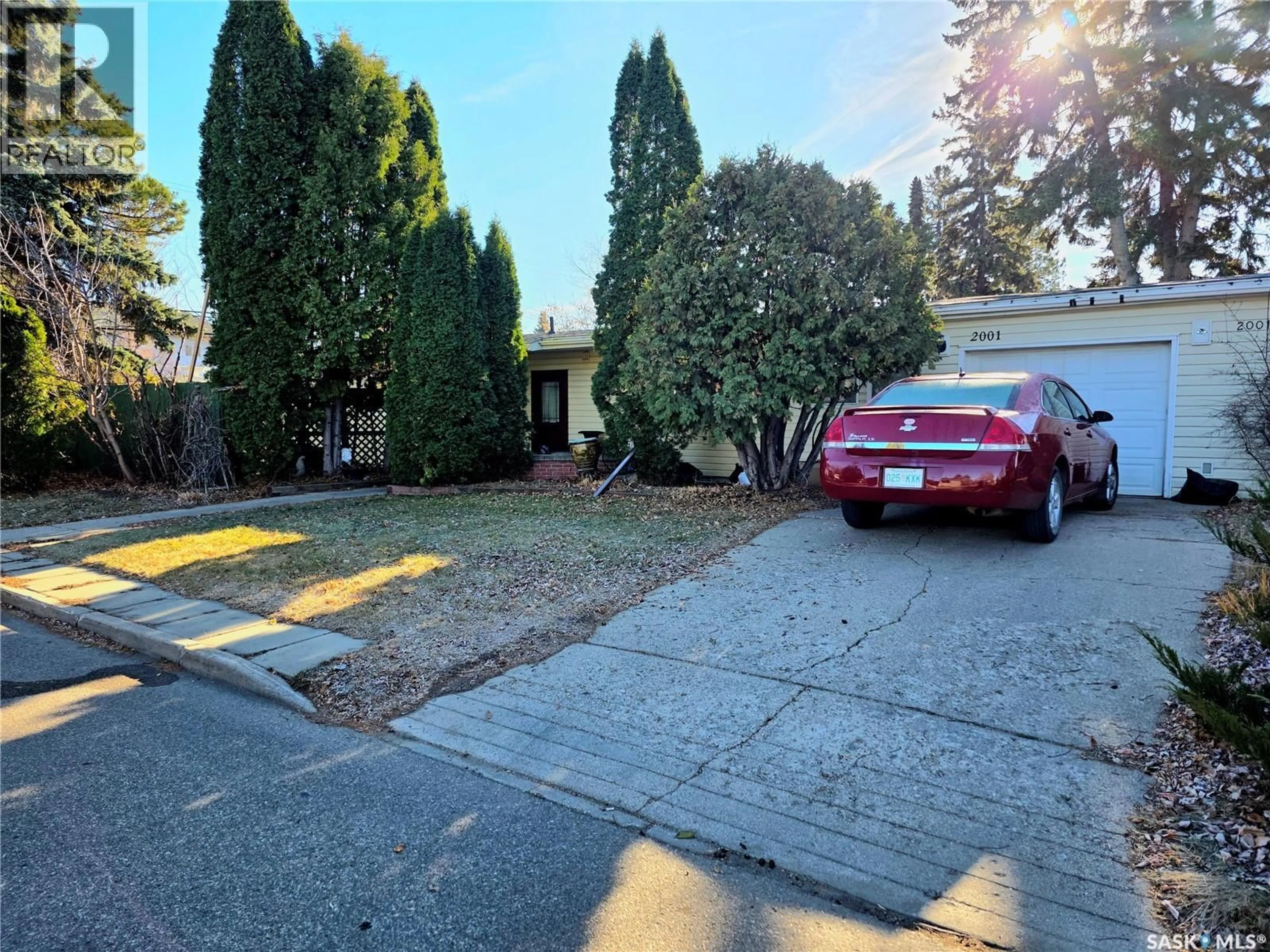 A pic from outside/outdoor area/front of a property/back of a property/a pic from drone, street for 2001 LANSDOWNE AVENUE, Saskatoon Saskatchewan S7J1G4