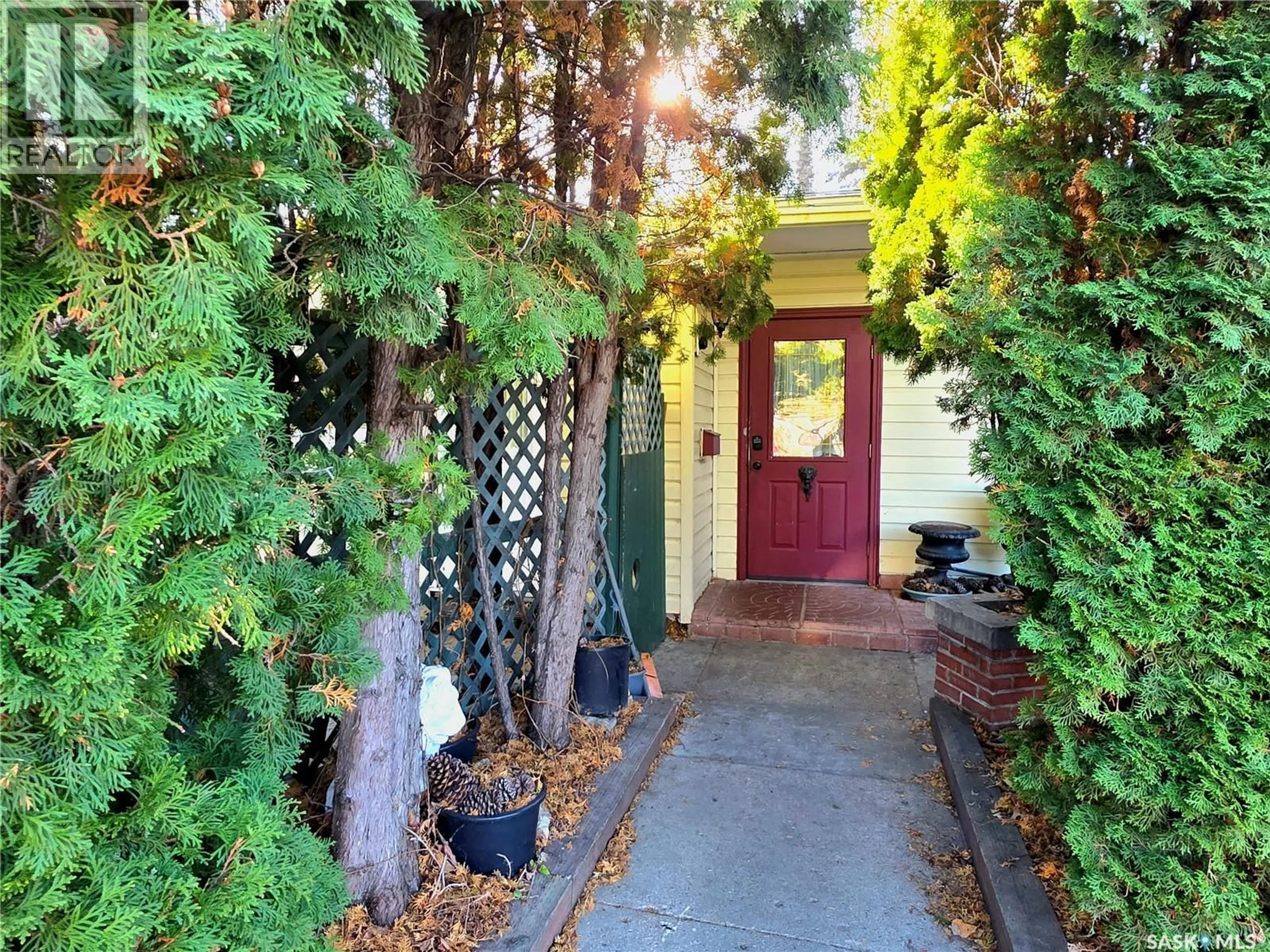Indoor entryway for 2001 LANSDOWNE AVENUE, Saskatoon Saskatchewan S7J1G4