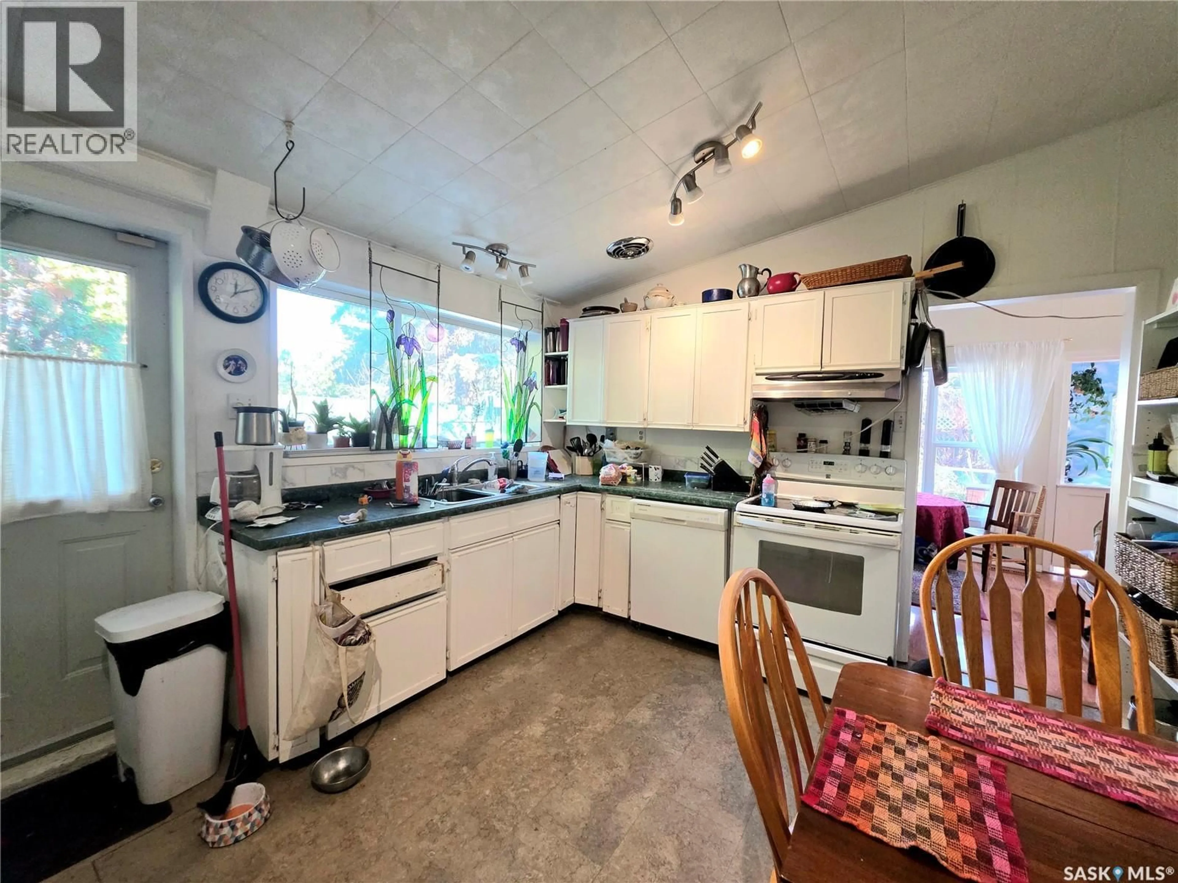 Standard kitchen, unknown for 2001 LANSDOWNE AVENUE, Saskatoon Saskatchewan S7J1G4