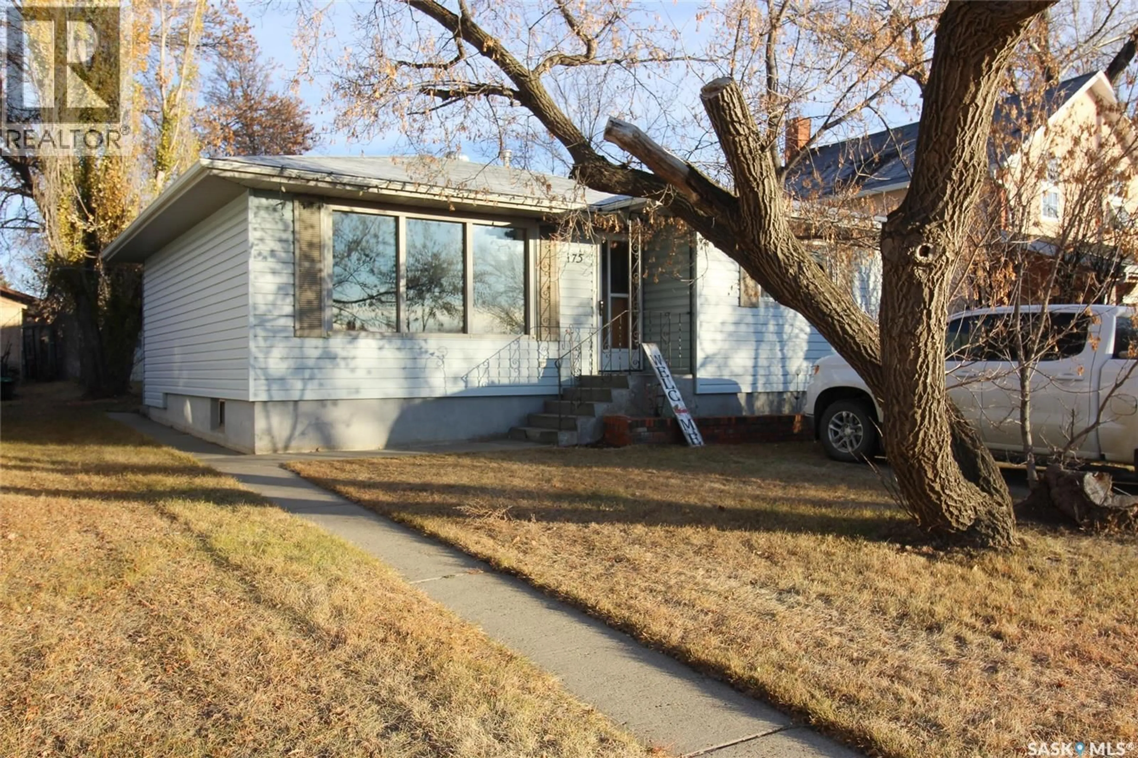 Home with vinyl exterior material, street for 175 6TH AVENUE, Shaunavon Saskatchewan S0N2M0