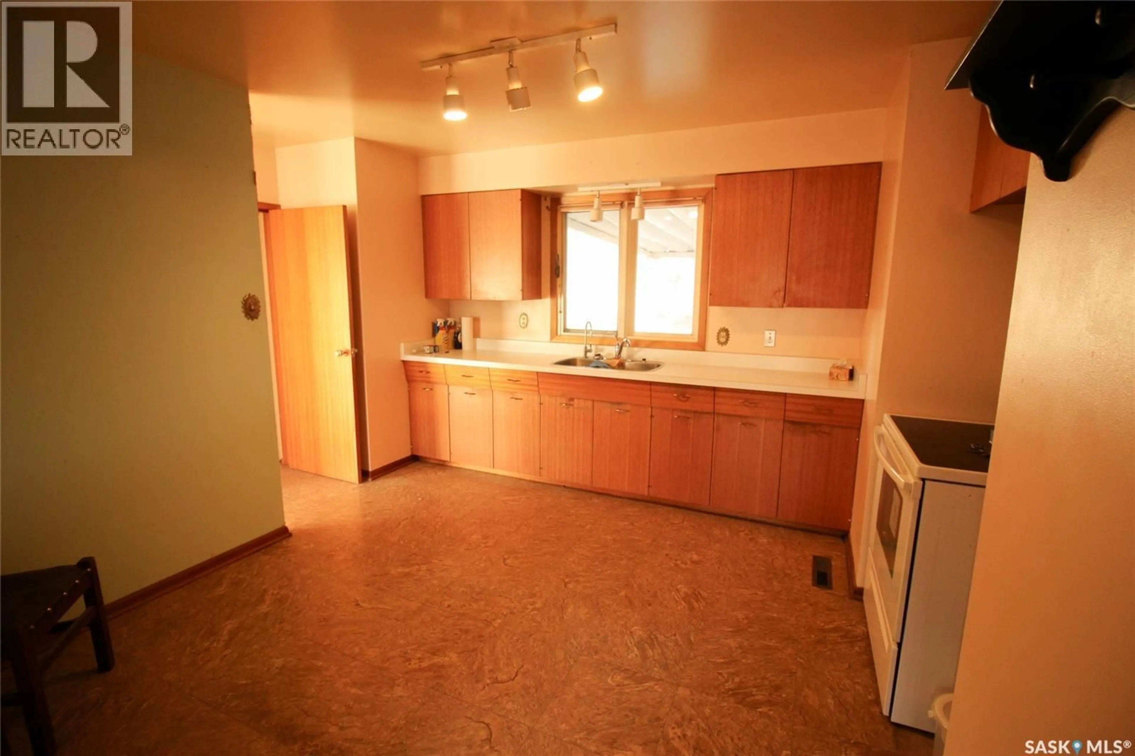 Standard kitchen, ceramic/tile floor for 175 6TH AVENUE, Shaunavon Saskatchewan S0N2M0