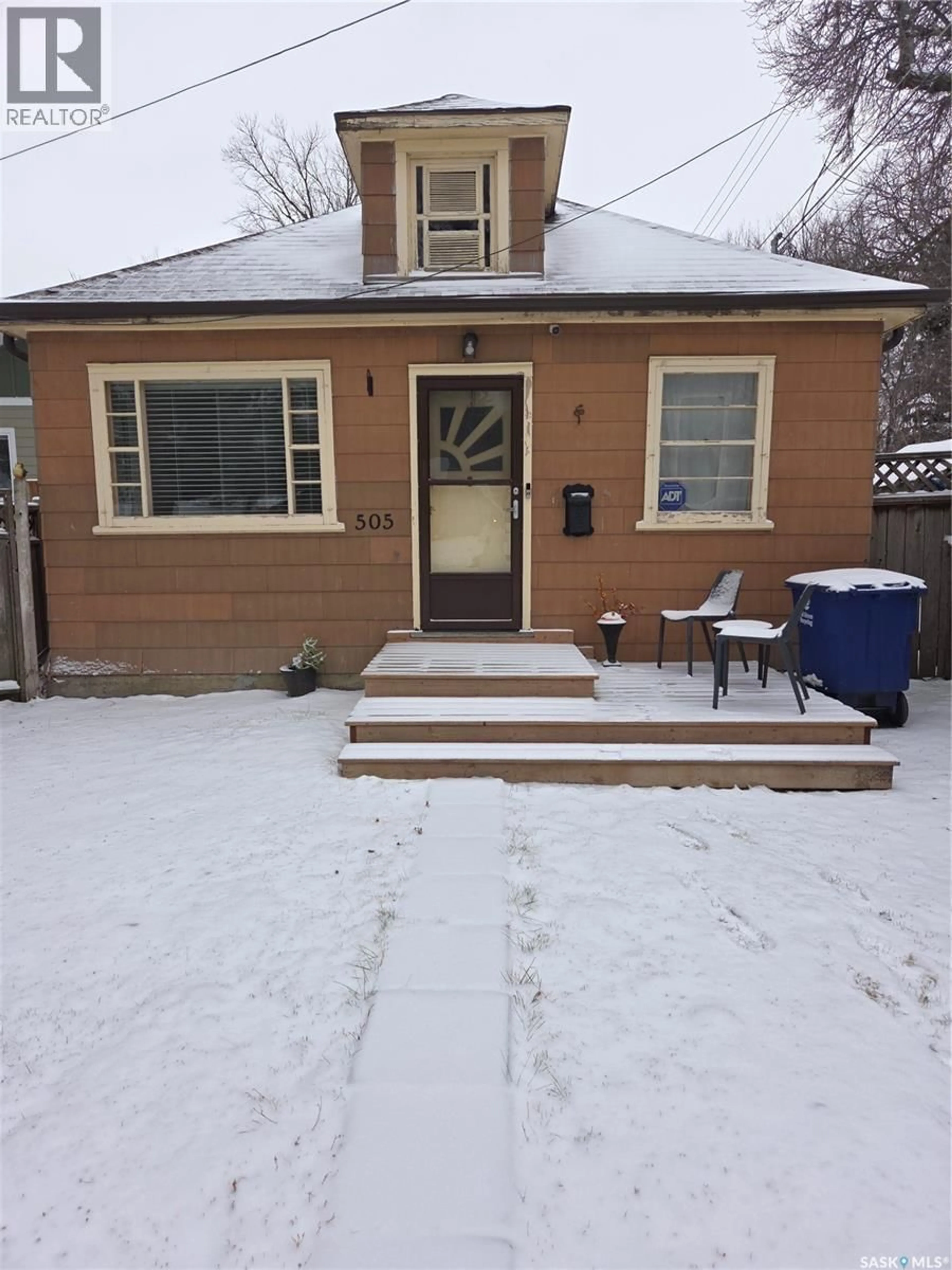 Patio, street for 505 F AVENUE, Saskatoon Saskatchewan S7L1W2