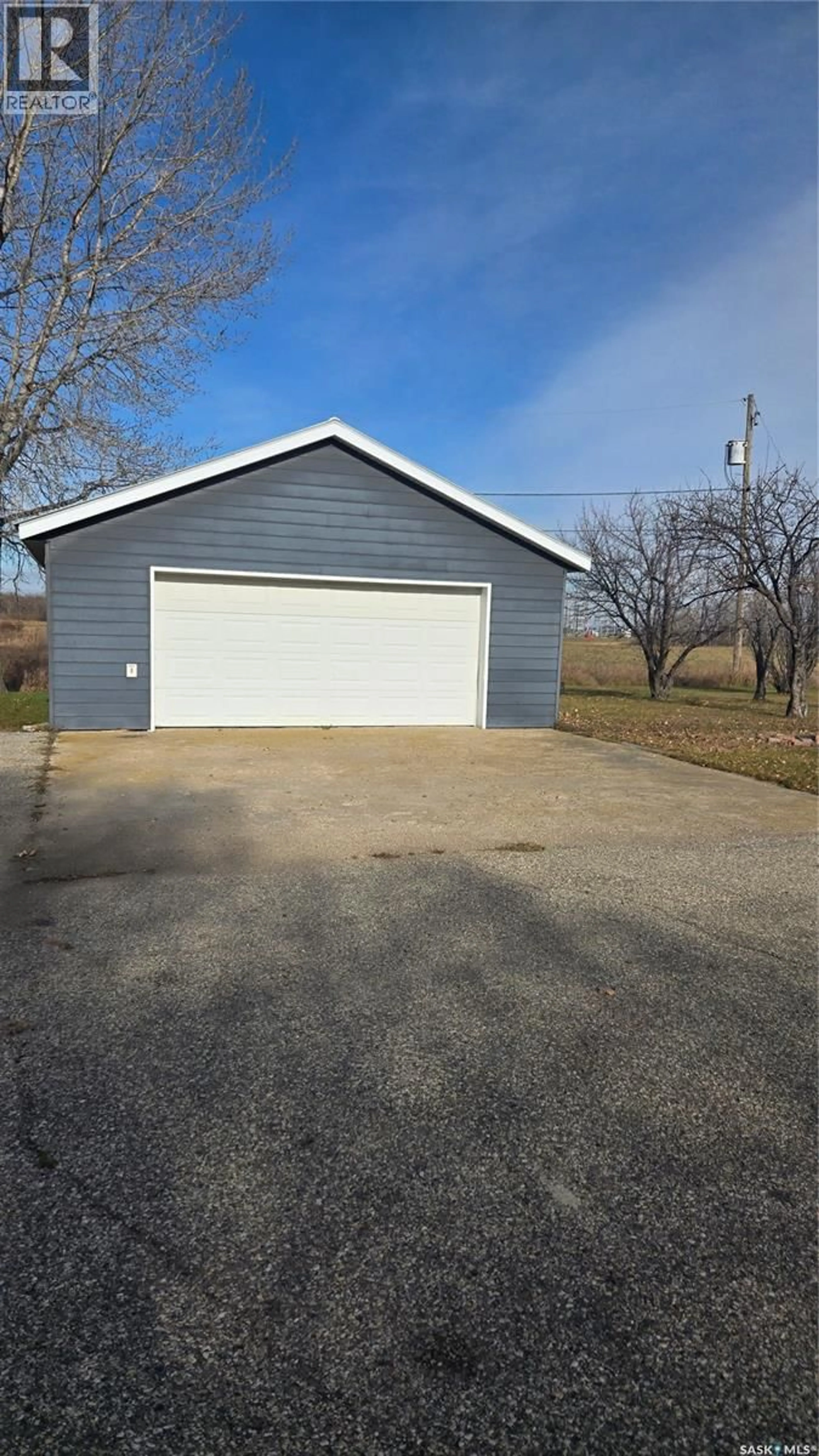 Indoor garage for 602 BOSCURVIS AVENUE, Oxbow Saskatchewan S0C2B0