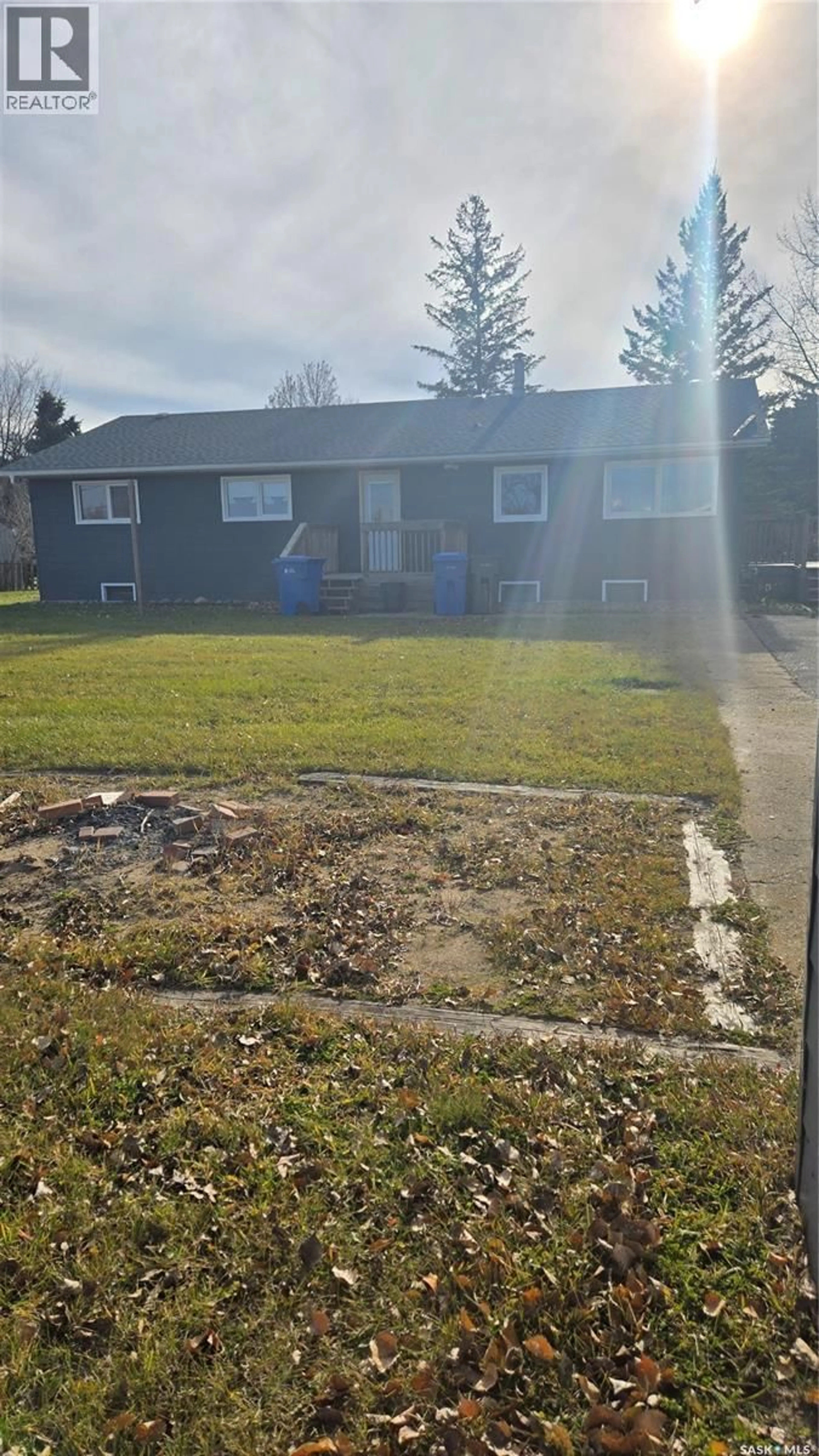 A pic from outside/outdoor area/front of a property/back of a property/a pic from drone, street for 602 BOSCURVIS AVENUE, Oxbow Saskatchewan S0C2B0