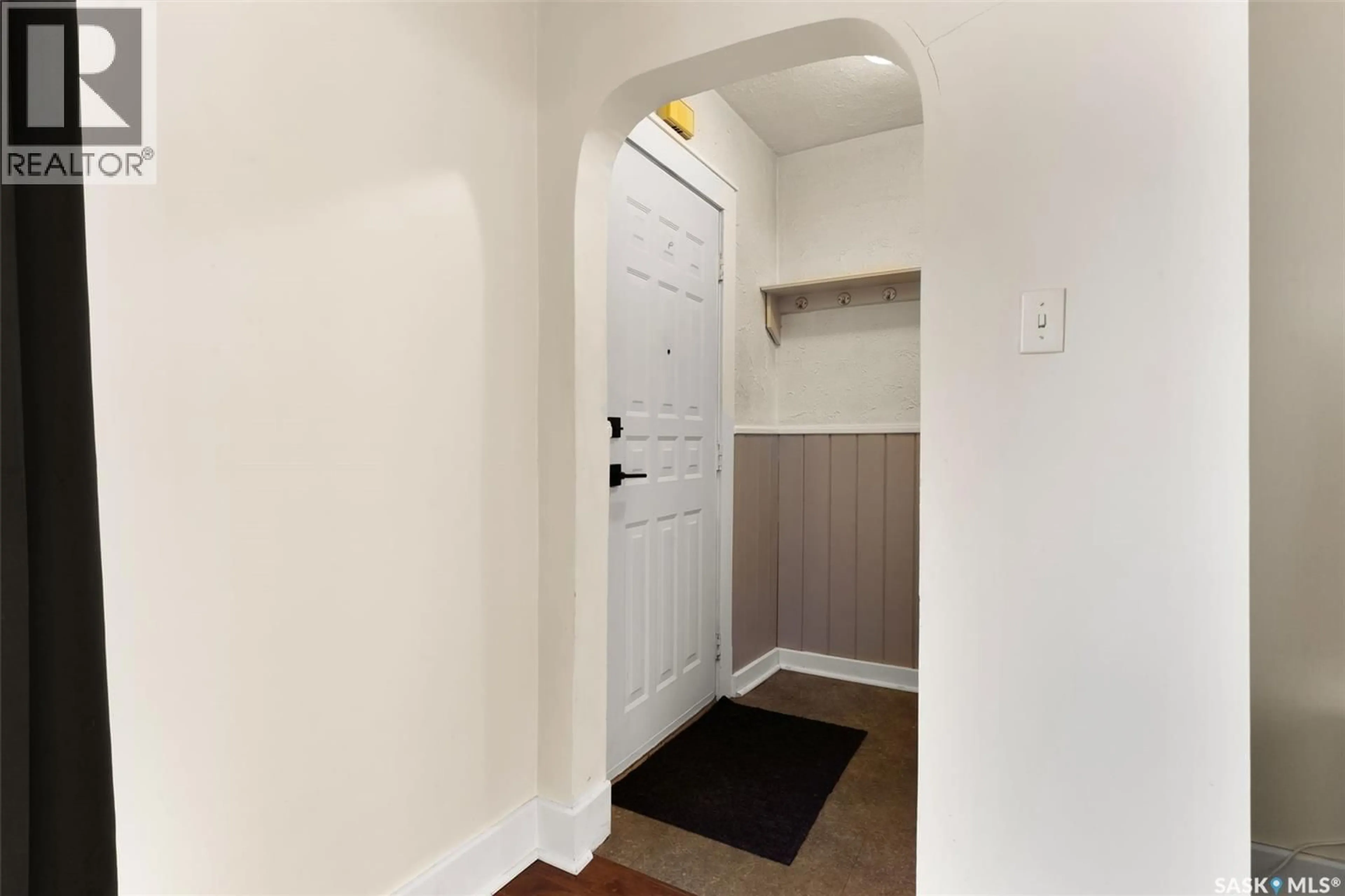 Indoor entryway for 4021 VICTORIA AVENUE, Regina Saskatchewan S4T1M8