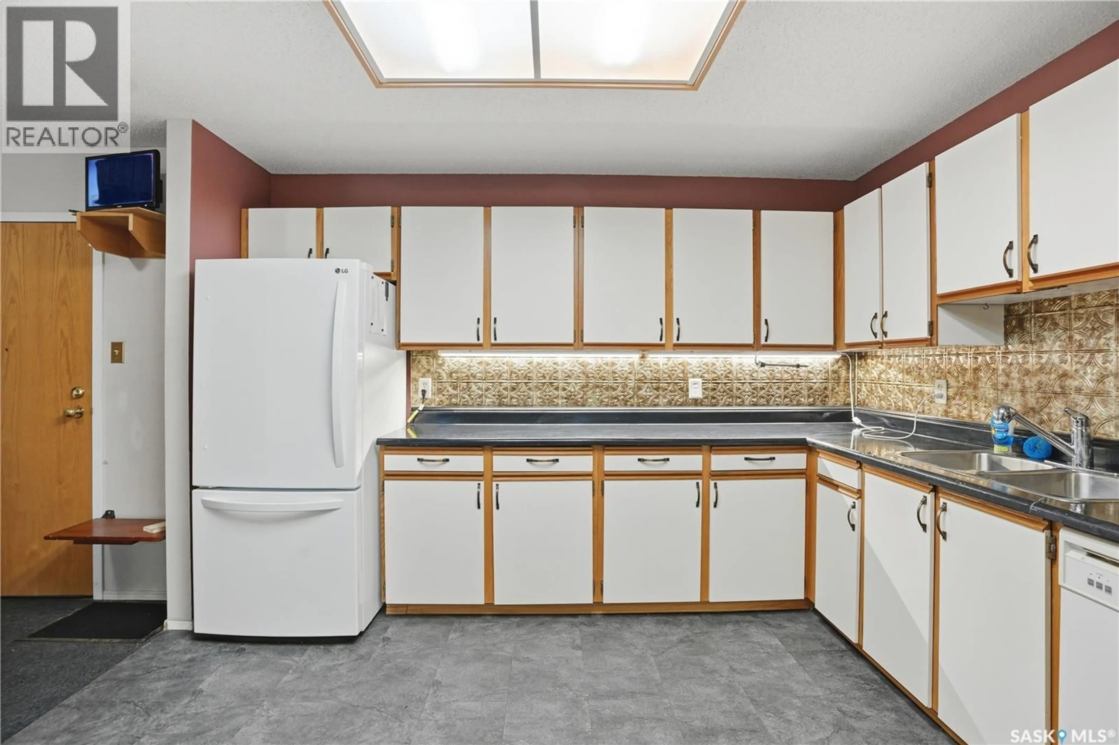 Standard kitchen, ceramic/tile floor for 706 - 304 CONFEDERATION DRIVE, Saskatoon Saskatchewan S7L5R7