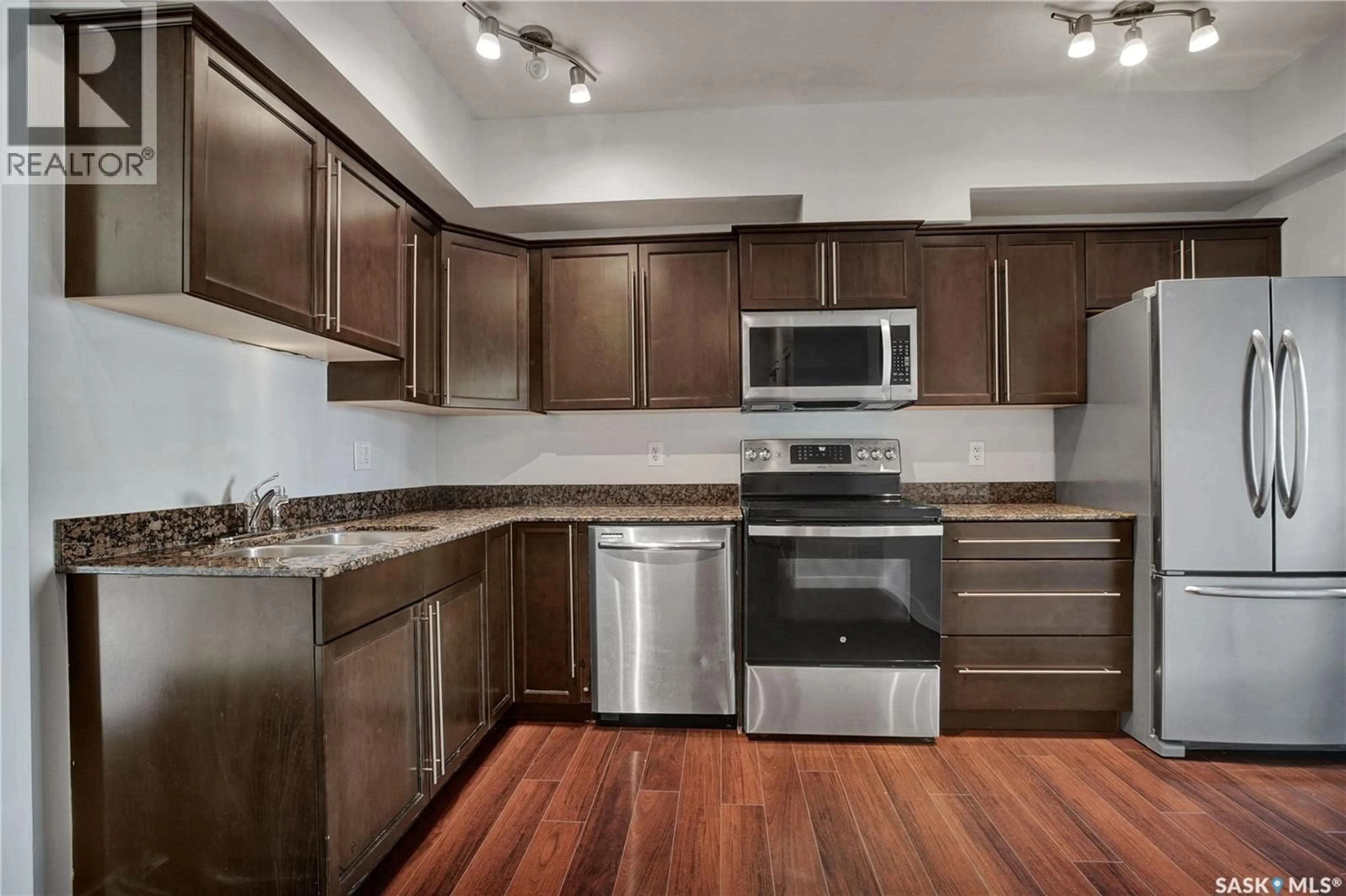 Standard kitchen, wood/laminate floor for 110 - 119 HAMPTON CIRCLE, Saskatoon Saskatchewan S7R0C5