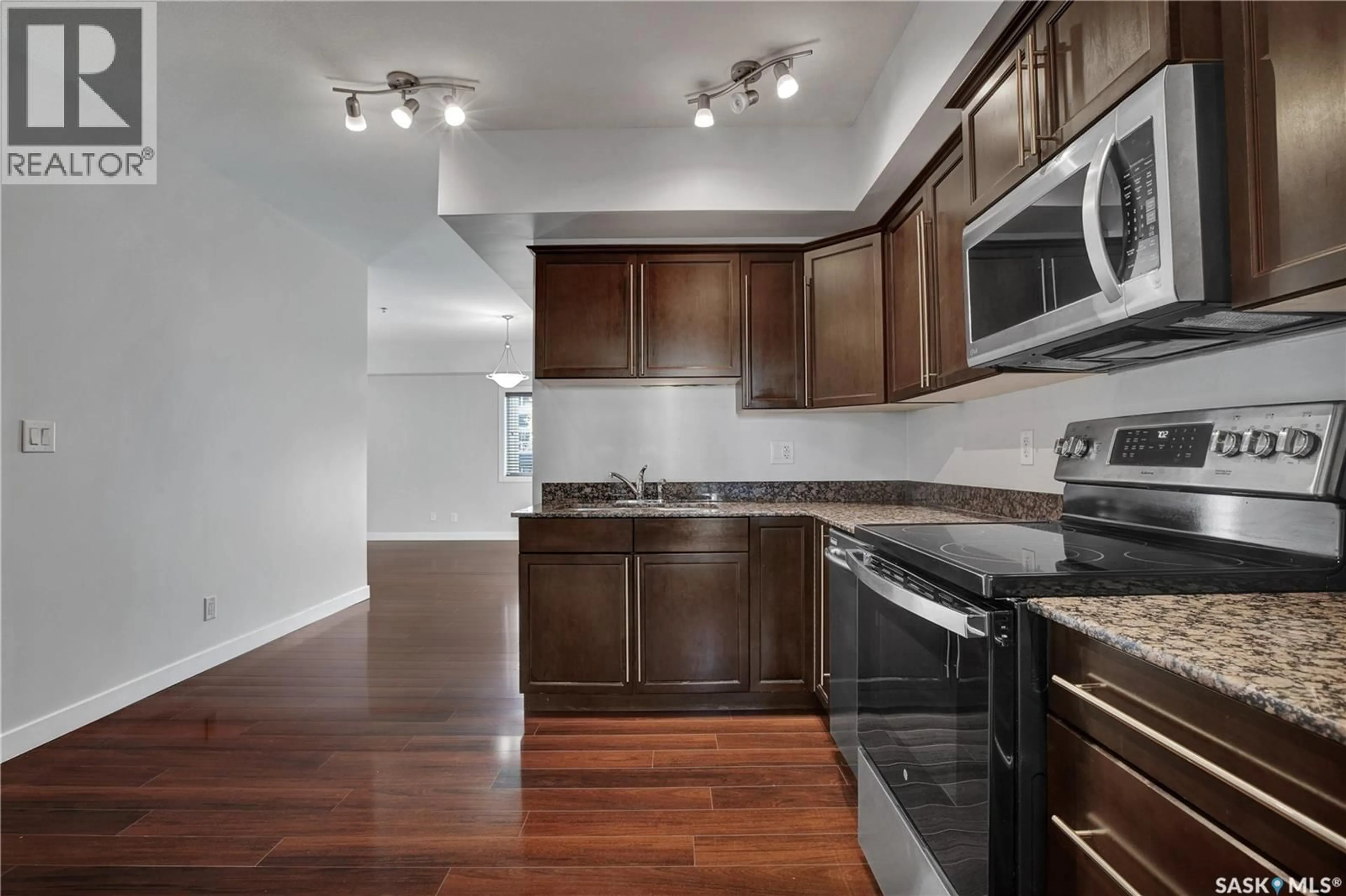 Standard kitchen, wood/laminate floor for 110 - 119 HAMPTON CIRCLE, Saskatoon Saskatchewan S7R0C5