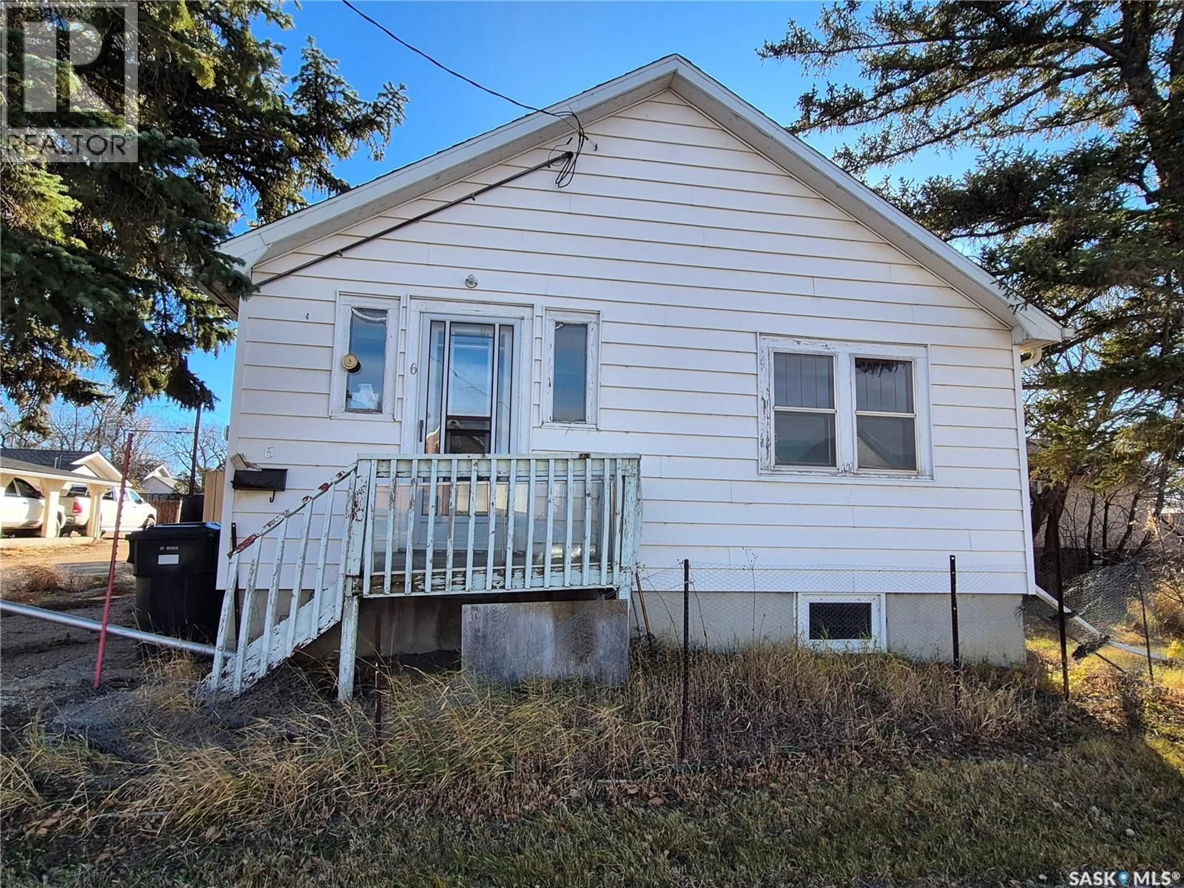 Home with vinyl exterior material, building for SE - 6 2ND AVENUE, Weyburn Saskatchewan S4H1W8