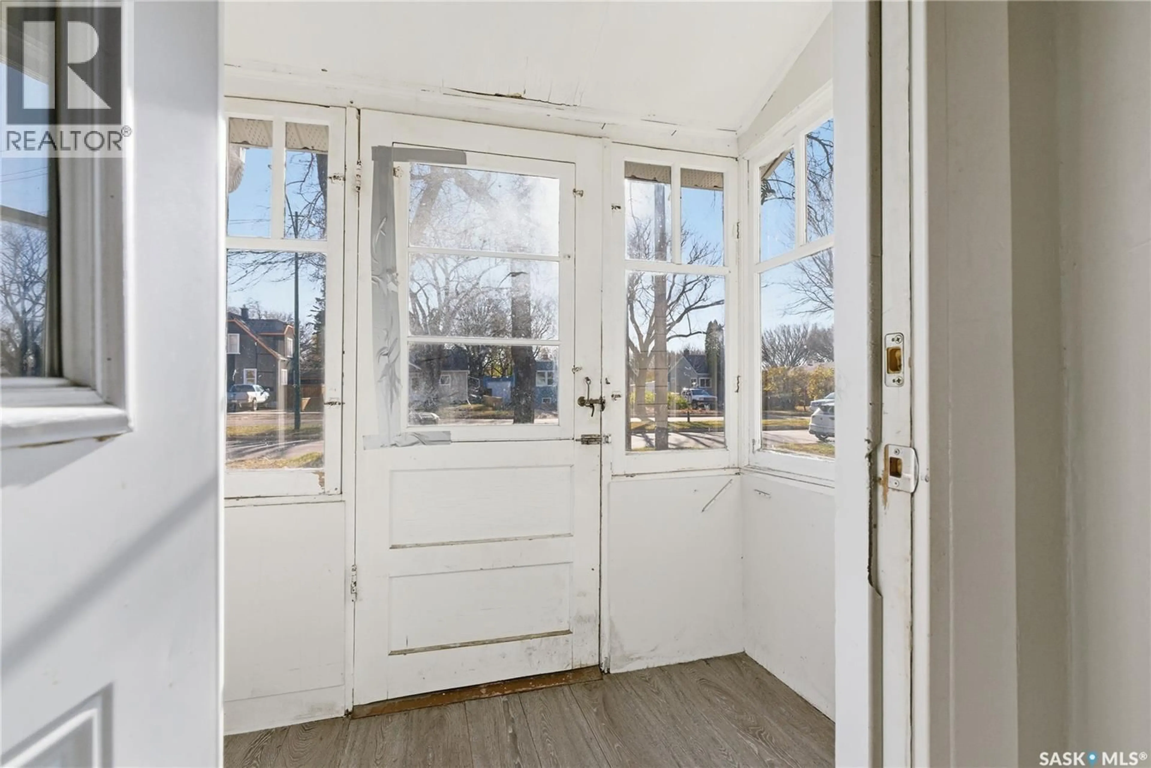 Indoor entryway for 806 31ST STREET, Saskatoon Saskatchewan S7L0R8