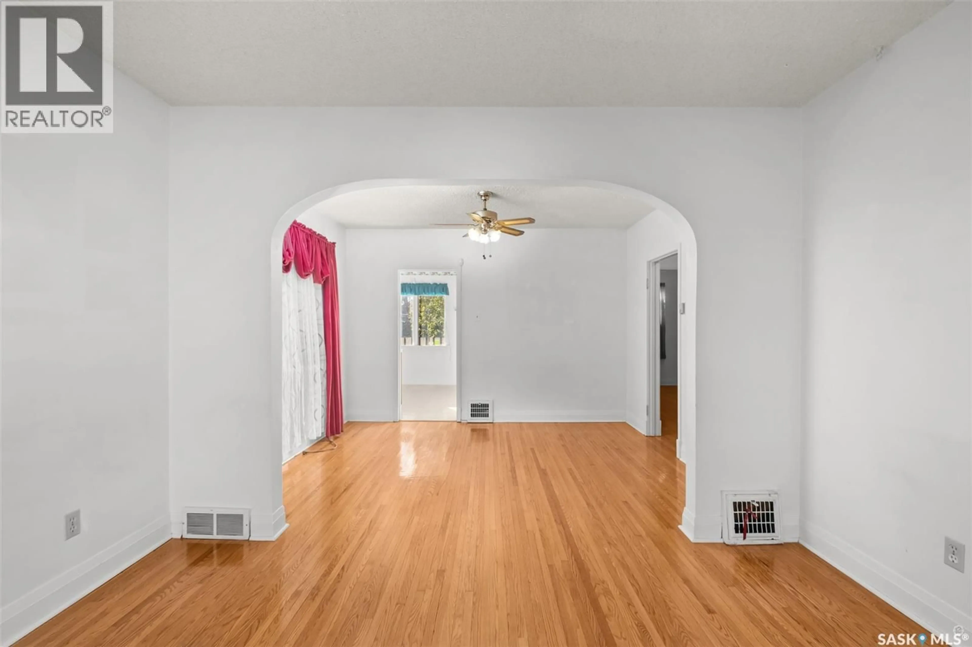 Indoor foyer for 451 9TH STREET, Prince Albert Saskatchewan S6V0Y1